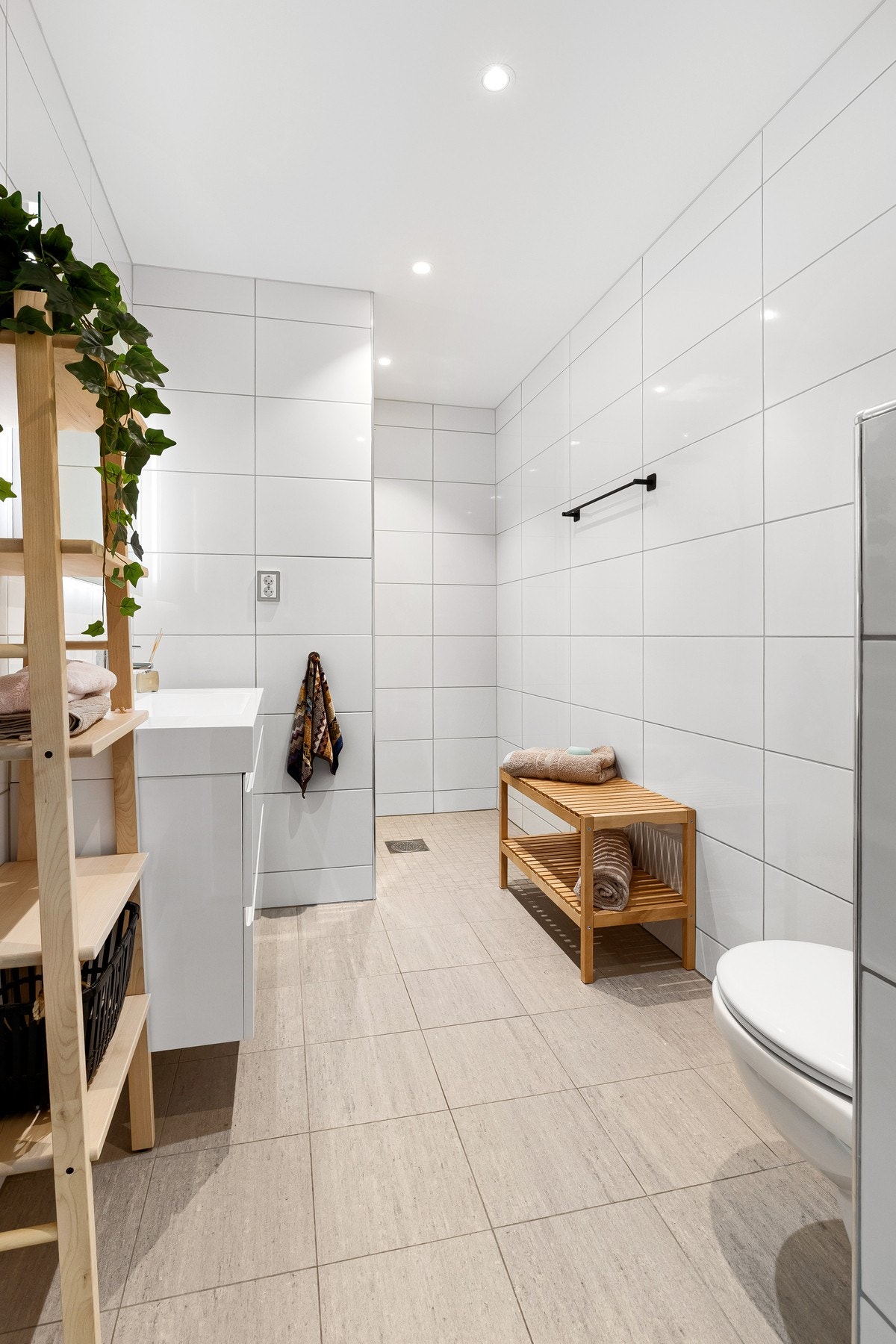 Det andre badet er også utstyrt med fliser på både vegger og gulv, varmekabler, innfelt downlights og balansert ventilasjon. Galleribilde