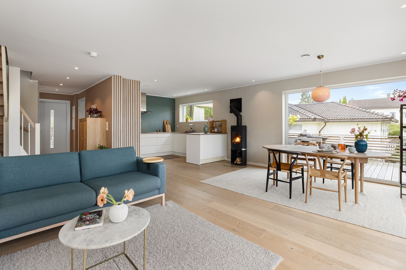 Rommets størrelse gir godt med plass til både en komfortabel TV-lounge og en romslig spisestue som enkelt kan deles inn i ulike soner. Galleribilde