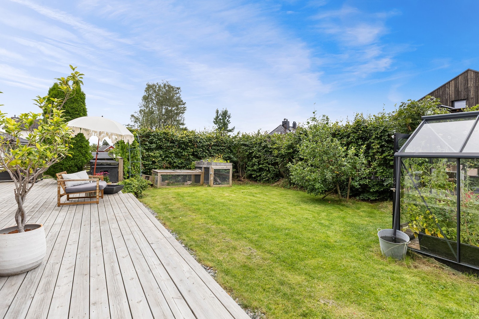 I hagen er det drivhus og kompostsone, samt kaninhus med grønnsaksbed på taket. Galleribilde