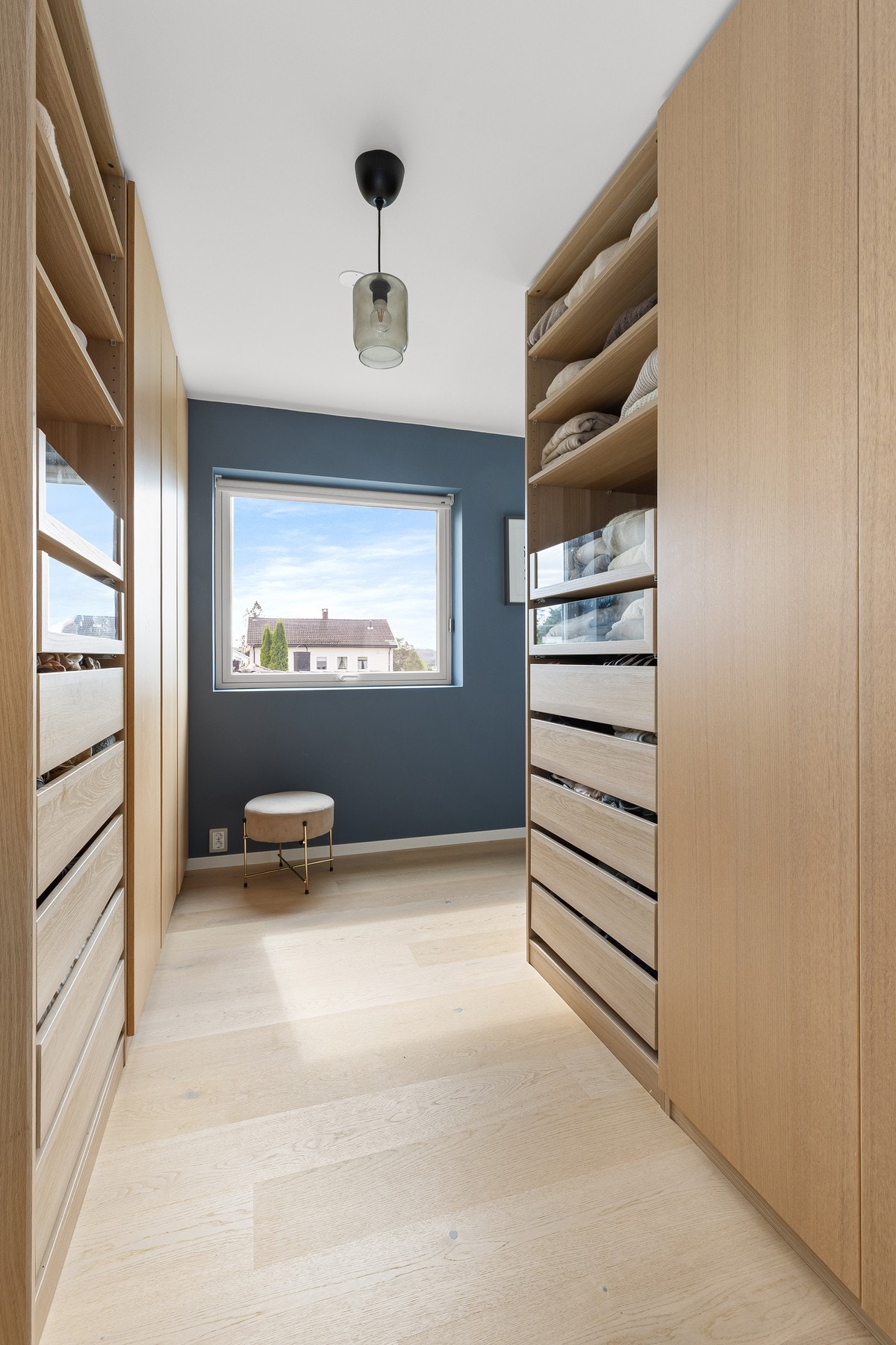 Rommet har også adkomst til eget bad og walk-in-closet med rikelig garderobeplass. Galleribilde