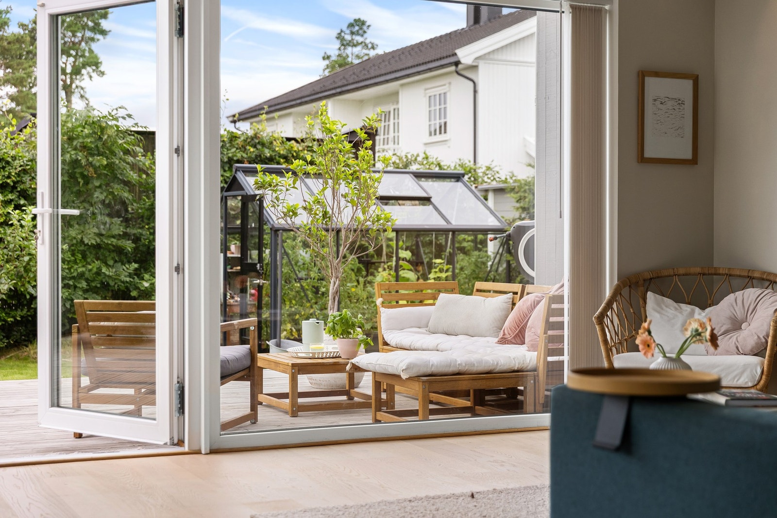 Drivhus og hage lett synlig fra kjøkken og stue. Kort vei fra jord til bord. Galleribilde