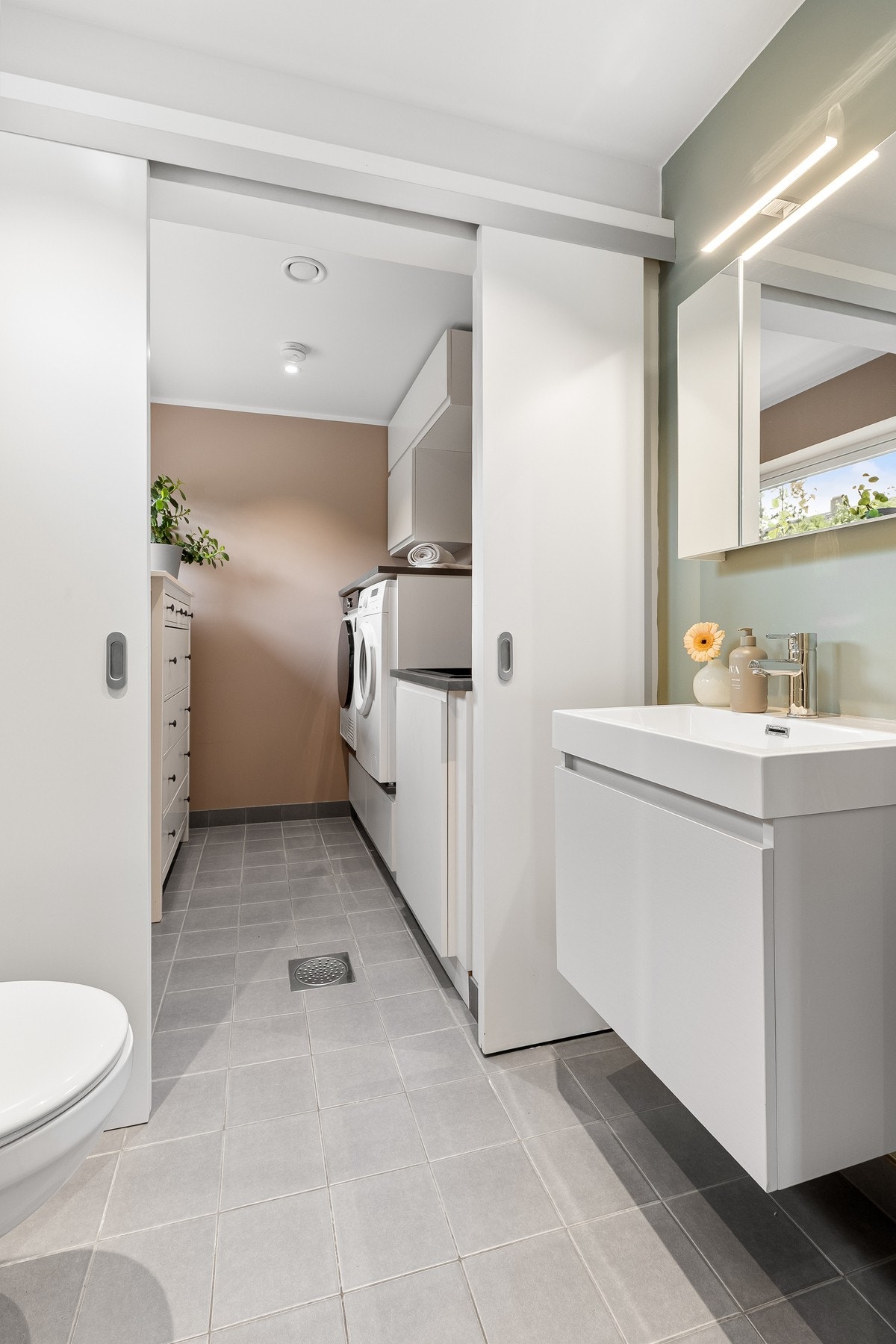 Toalettrommet og vaskerommet har fliser på gulvet og malte vegger som gir et rent og ryddig utrykk. Galleribilde