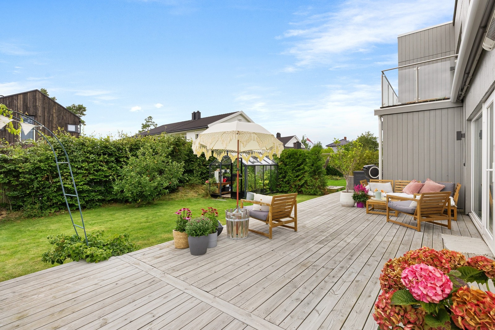 Det er flere flotte uteplasser, inkludert en balkong på ca. 6 kvm og en romslig terrasse på ca. 85 kvm med tilhørende hage. Galleribilde