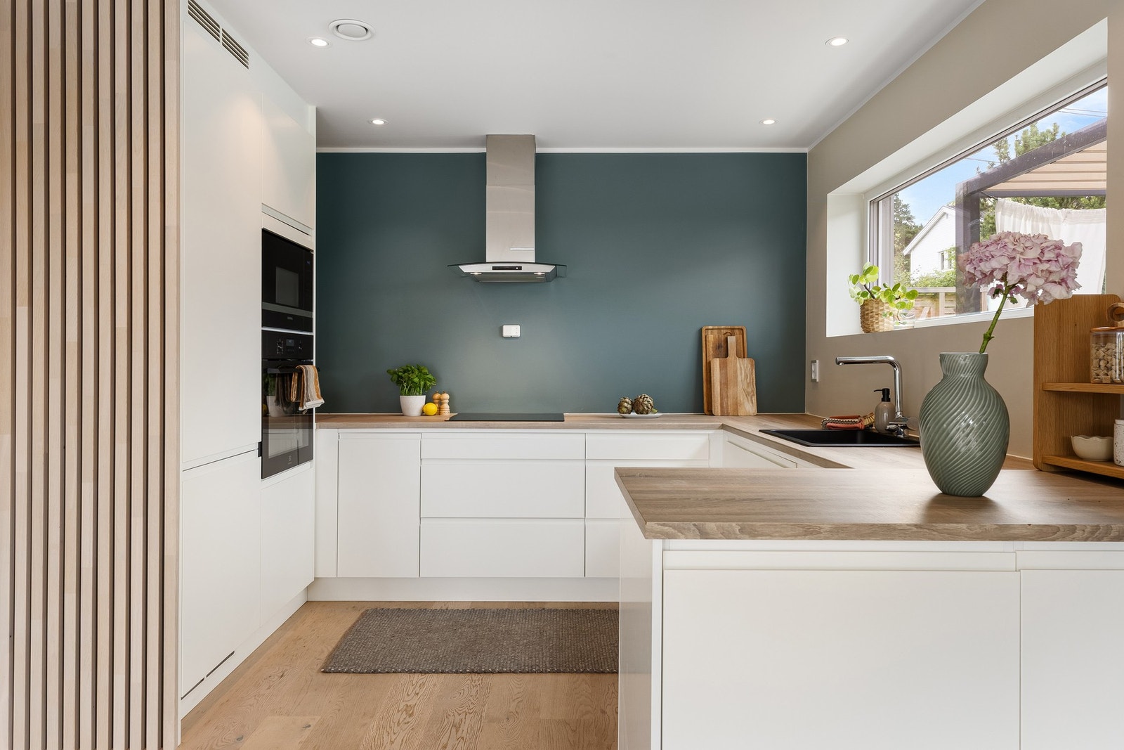 Boligen byr på pene fargevalg, familievennlig planløsning og moderne standard fra 2018. Galleribilde