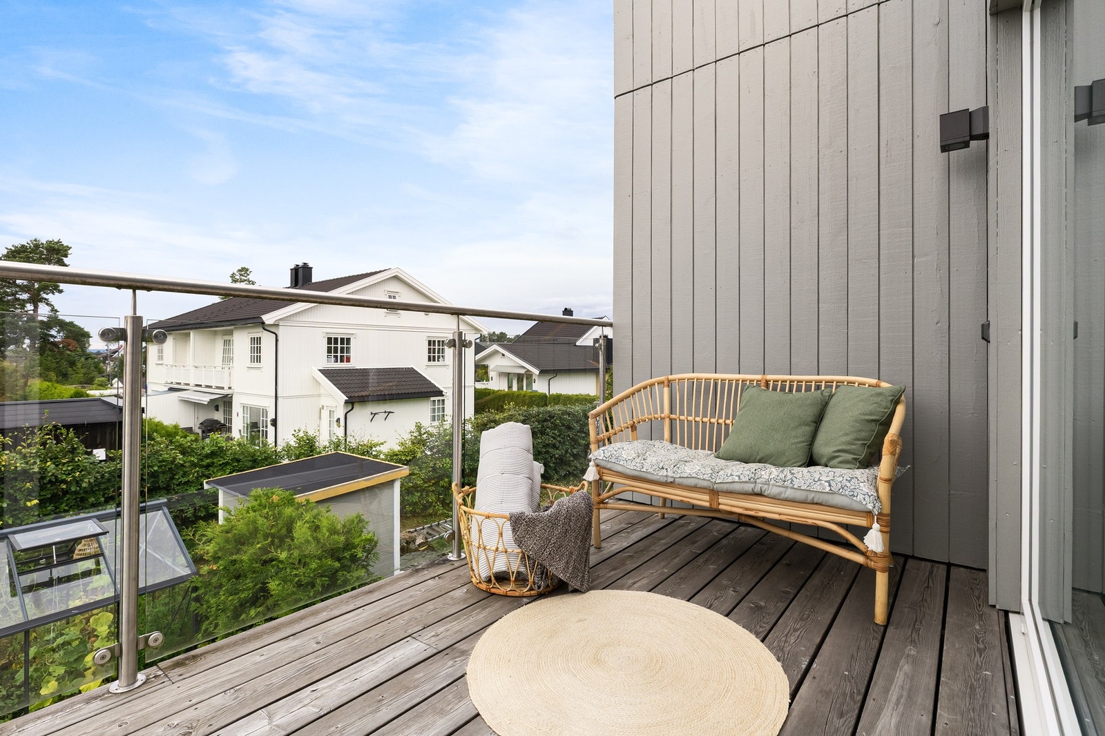 Fra stuen i andre etasje er det utgang til en balkong på ca. 6 kvm, et hyggelig sted å trekke seg tilbake med en god bok. Her er det også sen kveldssol med utsyn mot Nøstvetmarka og Tusenfryd. Galleribilde