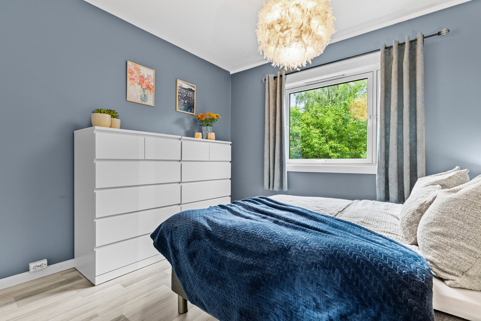 Begge soverommene vender ut mot et stille og rolig område, perfekt for deg som setter pris på en god natts søvn. Galleribilde