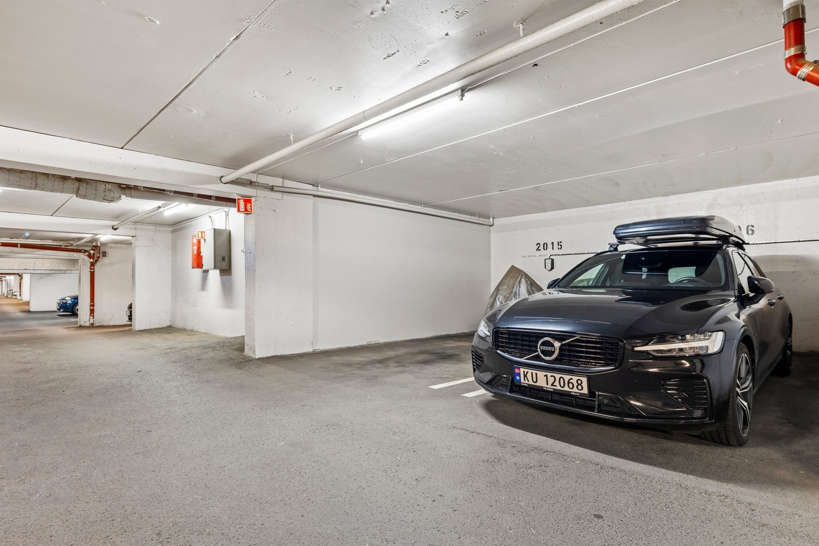 Med leiligheten medfølger det en garasjeplass i lukket anlegg under blokken. Galleribilde
