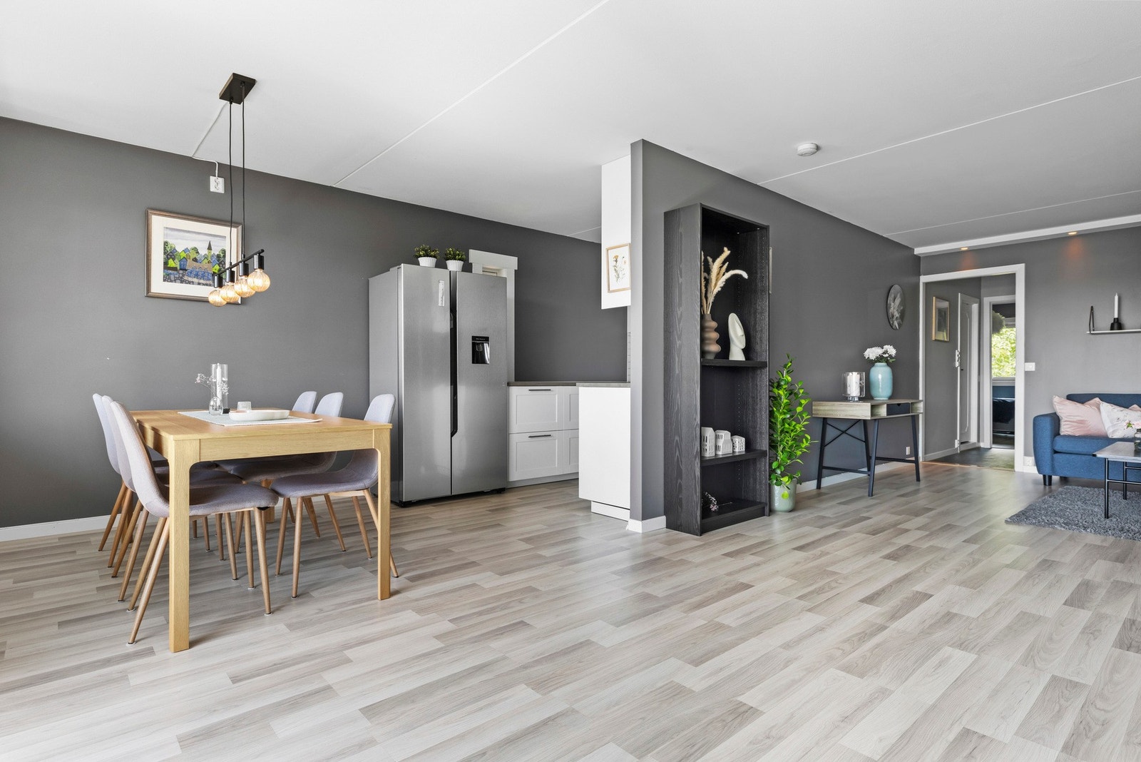 Stuen er virkelig romslig, her kan du innrede akkurat slik det passer deg! God plass til både stor sofa og spisebord for mange. Galleribilde