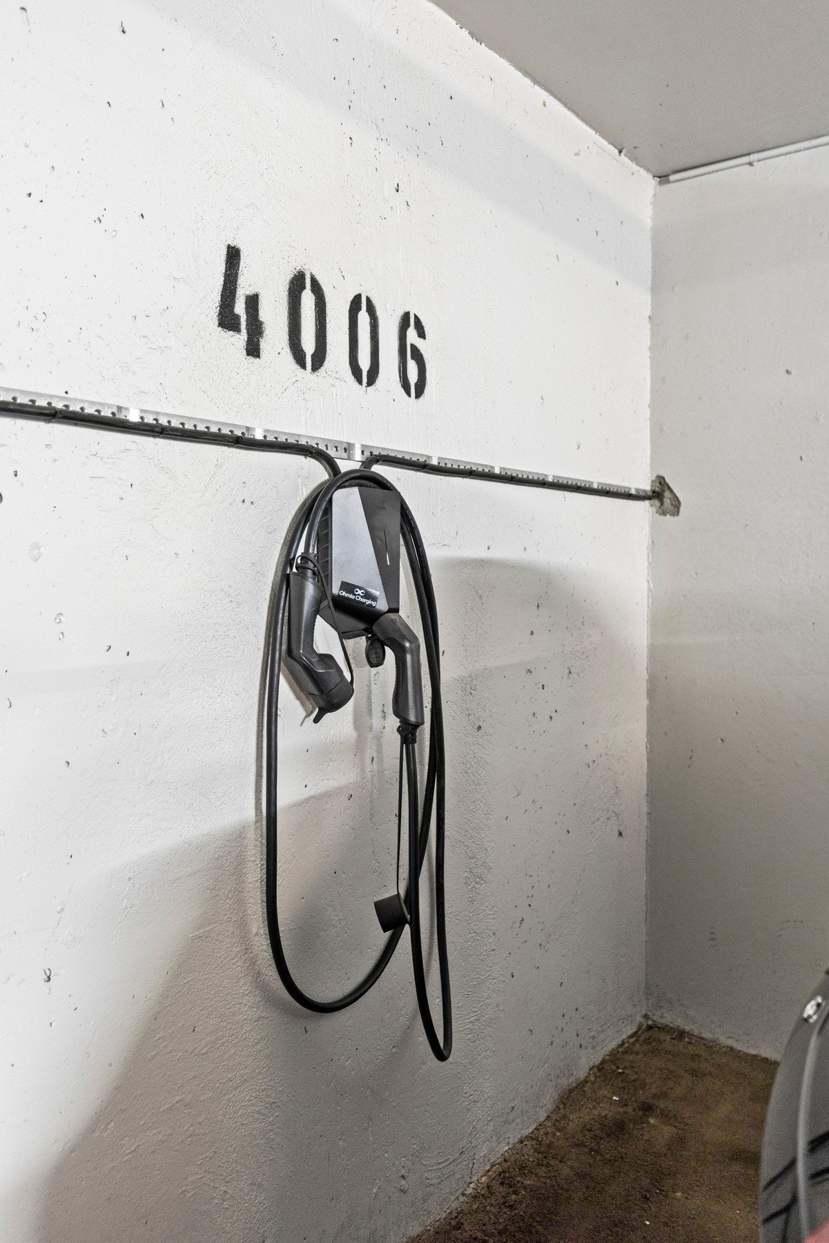 Det er installert elbil lader på plassen. Galleribilde