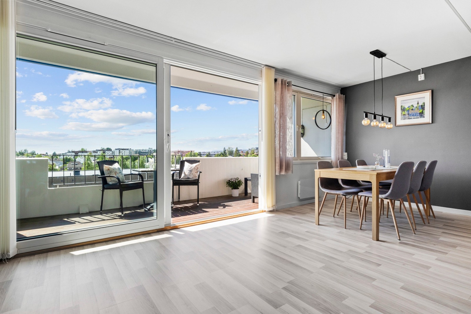 Åpner du skyvedøren helt opp vil balkongen bli en super forlengelse av stuen. Galleribilde