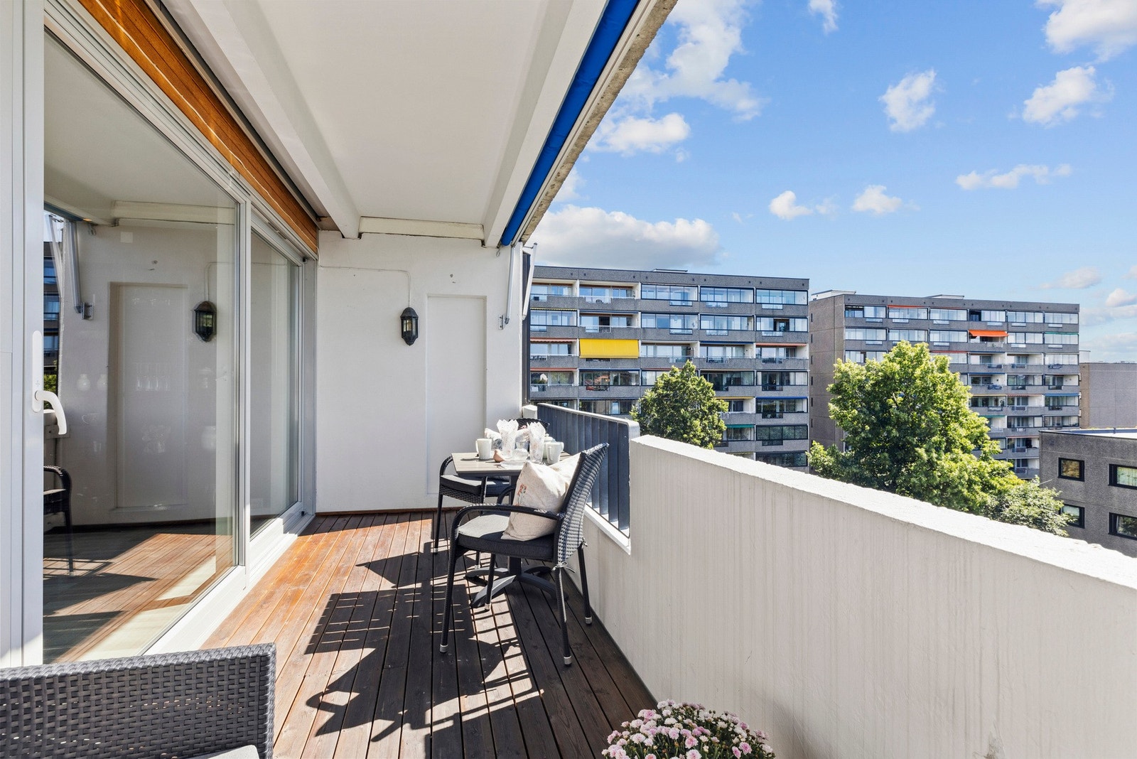 Balkongen er på hele 10 kvm og vender mot sydvest hvor du kan nyte solen fra tidlig på dagen til utpå kvelden. Galleribilde