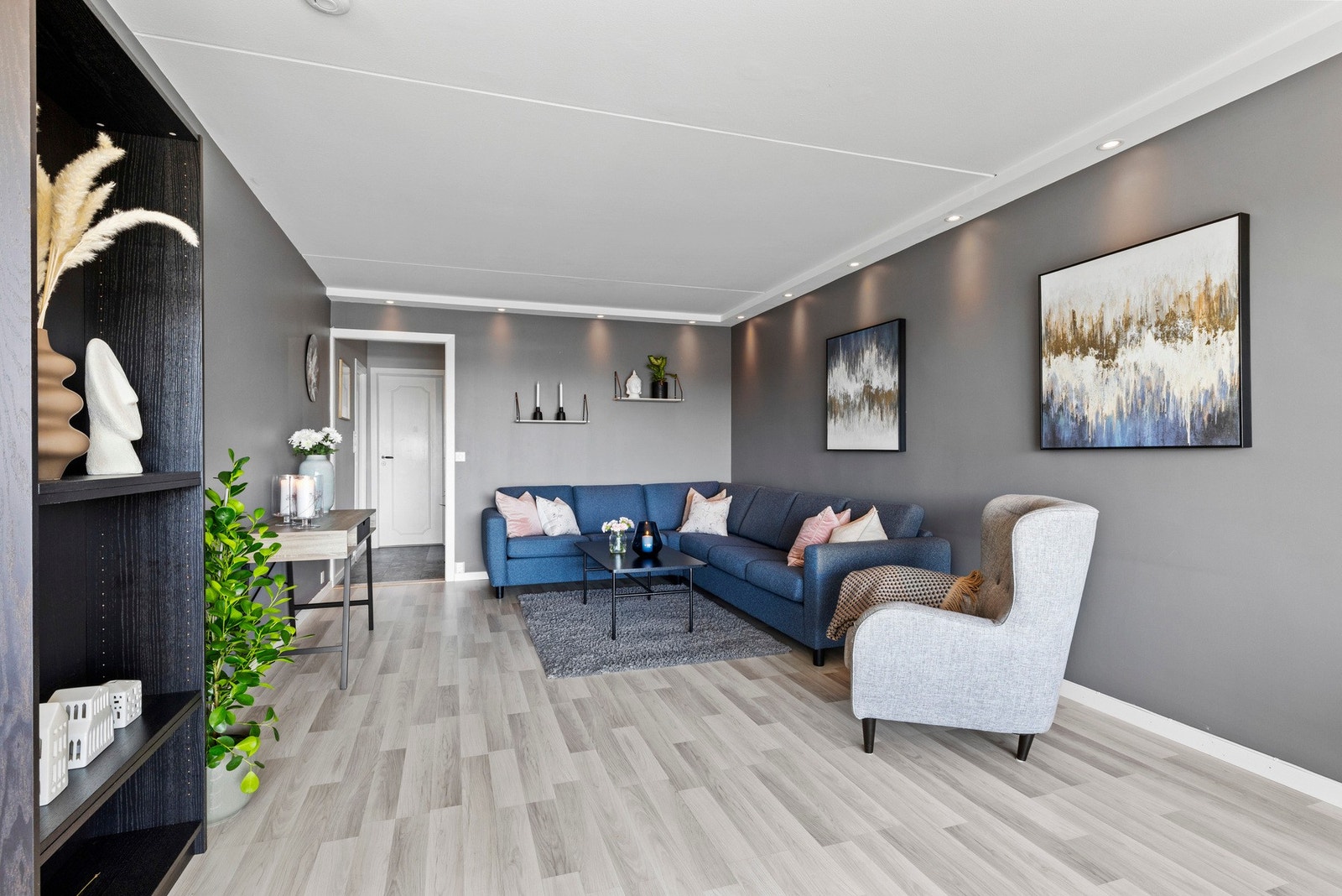 Noen har valgt å sette opp igjen en innvendig bod (i hjørnet hvor dagens sofa er plassert), og selv da har de beholdt den gode romfølelsen. Galleribilde