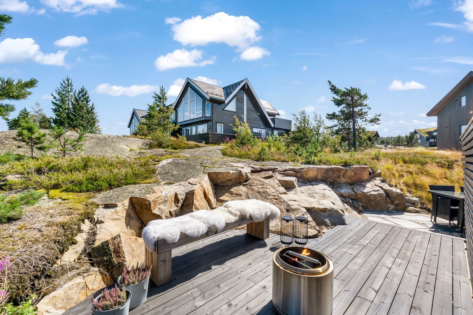 Flotte uteplasser rundt hele hytta. Galleribilde