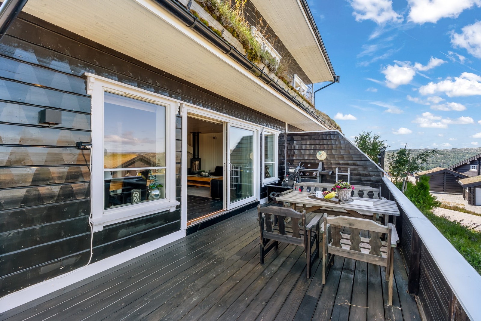 Terrassen er bygget i tre og har rekkverk av samme materiale. Galleribilde