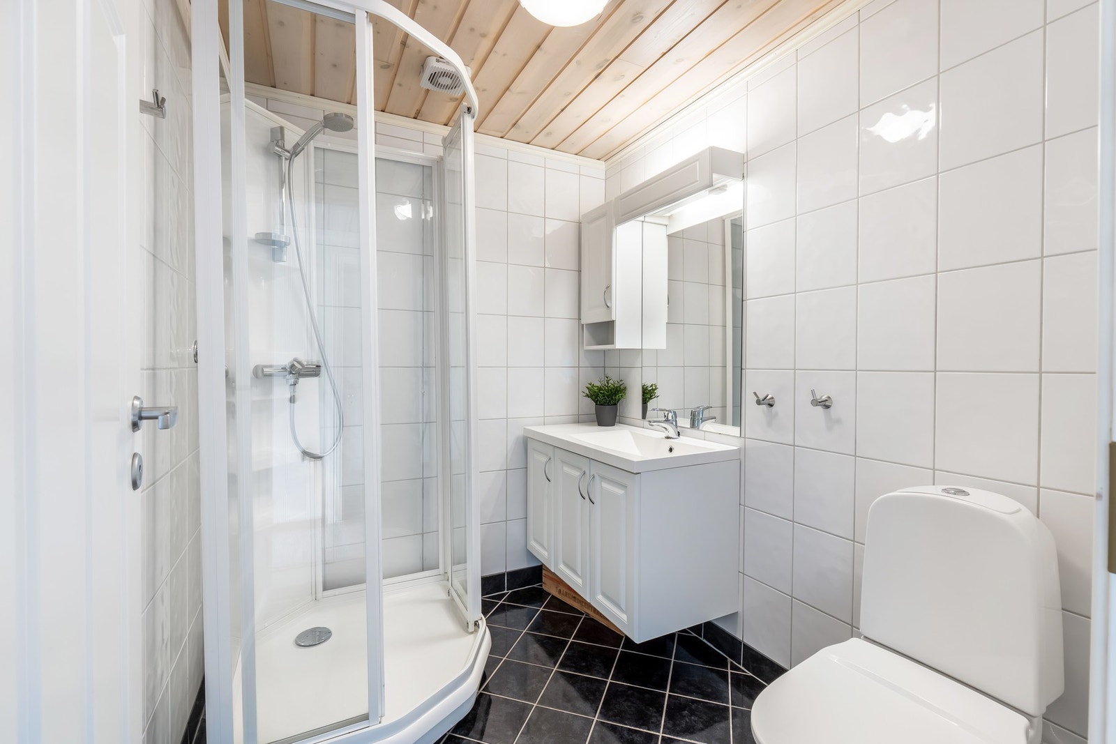 Badet i andre etasje inkluderer vask, baderomsinnredning, toalett og dusjkabinett. Begge badene har elektrisk styrt ventilasjon. Galleribilde