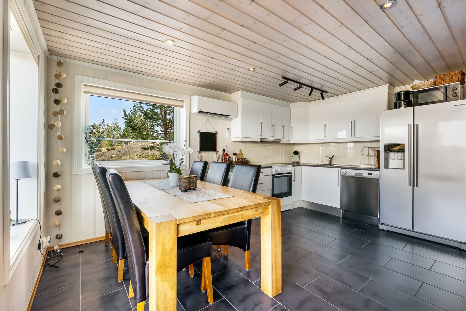 Kjøkkenet har en praktisk layout med god utnyttelse av plassen. Galleribilde