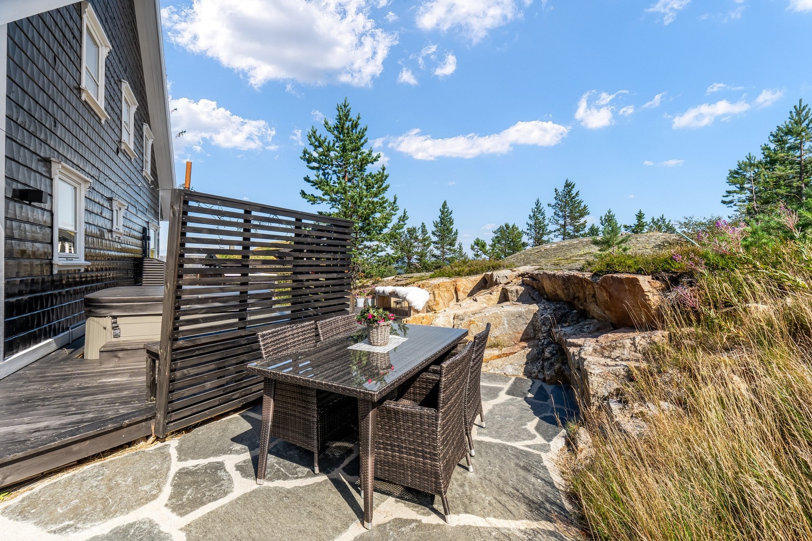 Beliggenheten er svært solrik med både formiddags-, ettermiddags- og kveldssol store deler av året, og utsikten er flott. Galleribilde