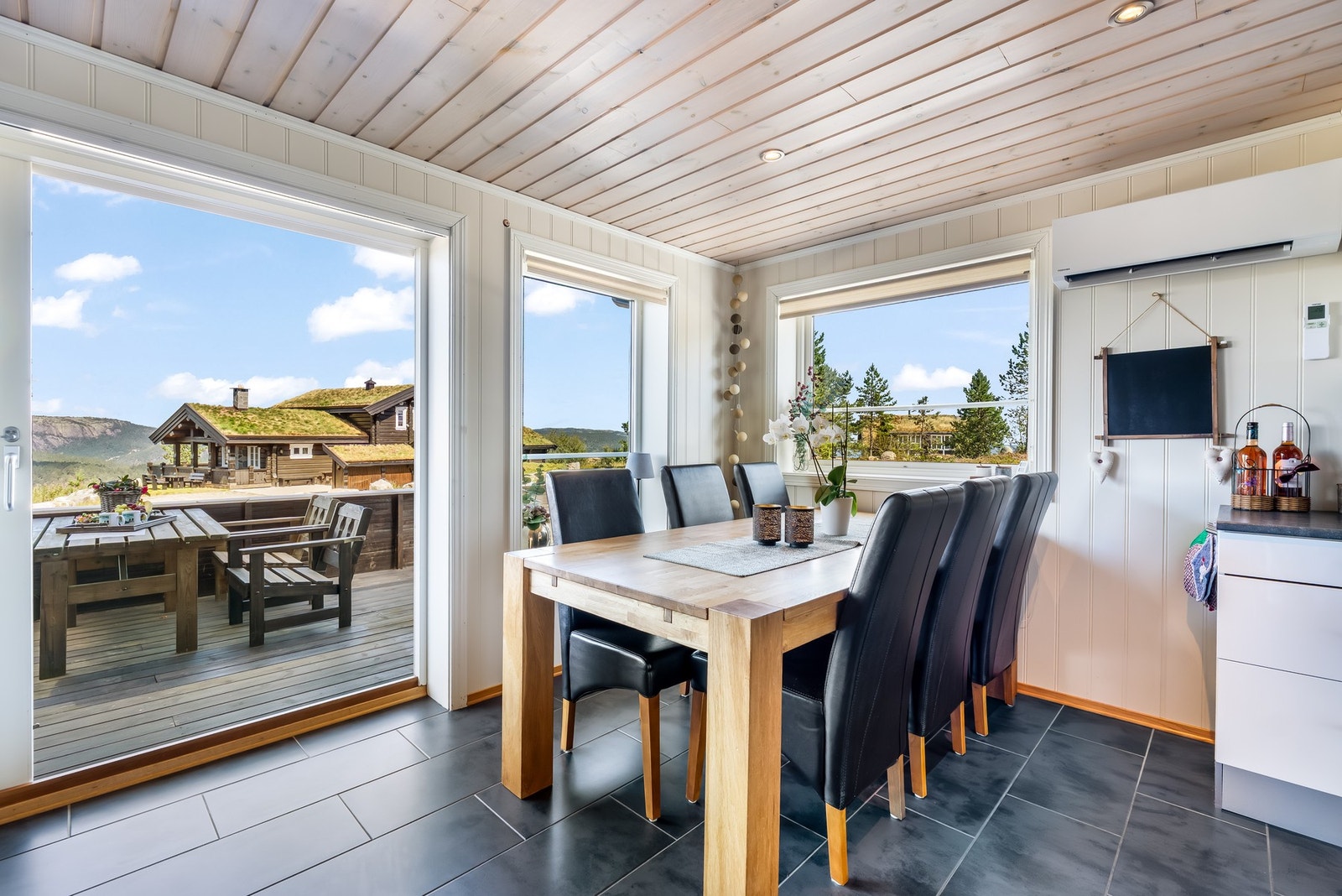 Fra spisestuen har du direkte utgang til terrassen. Galleribilde