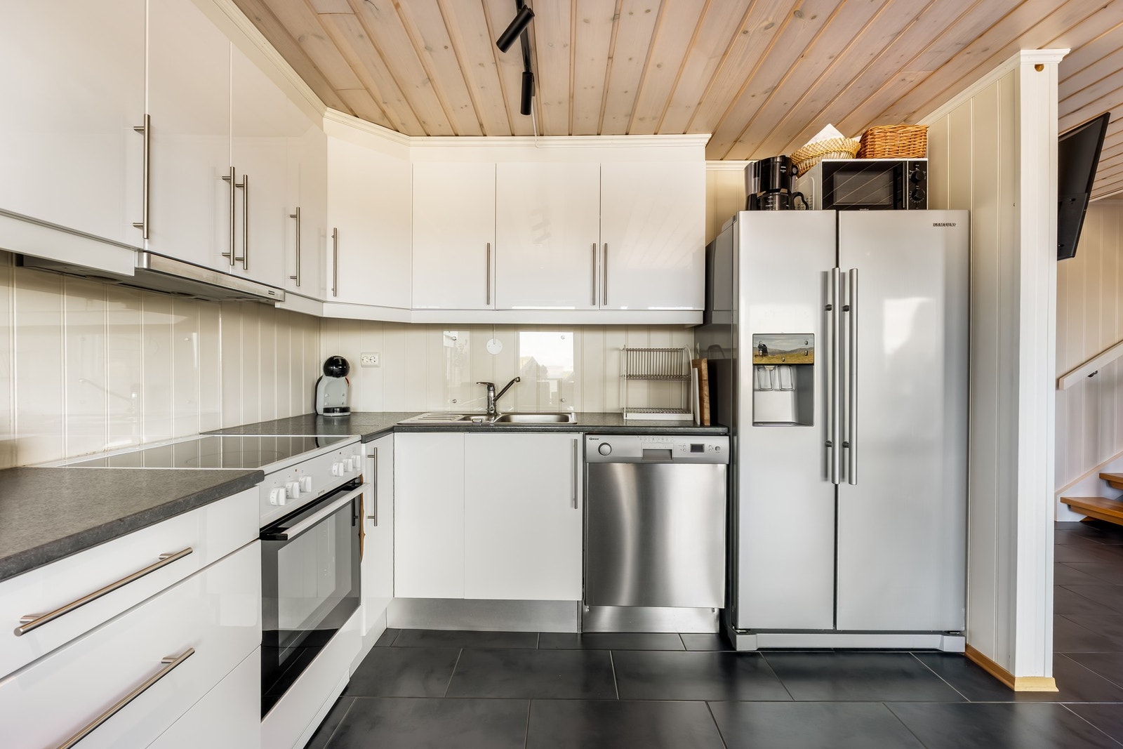 Det er avsatt plass til komfyr, oppvaskmaskin og kjøleskap, noe som gjør det enkelt å tilpasse hvitevarer etter behov. Galleribilde