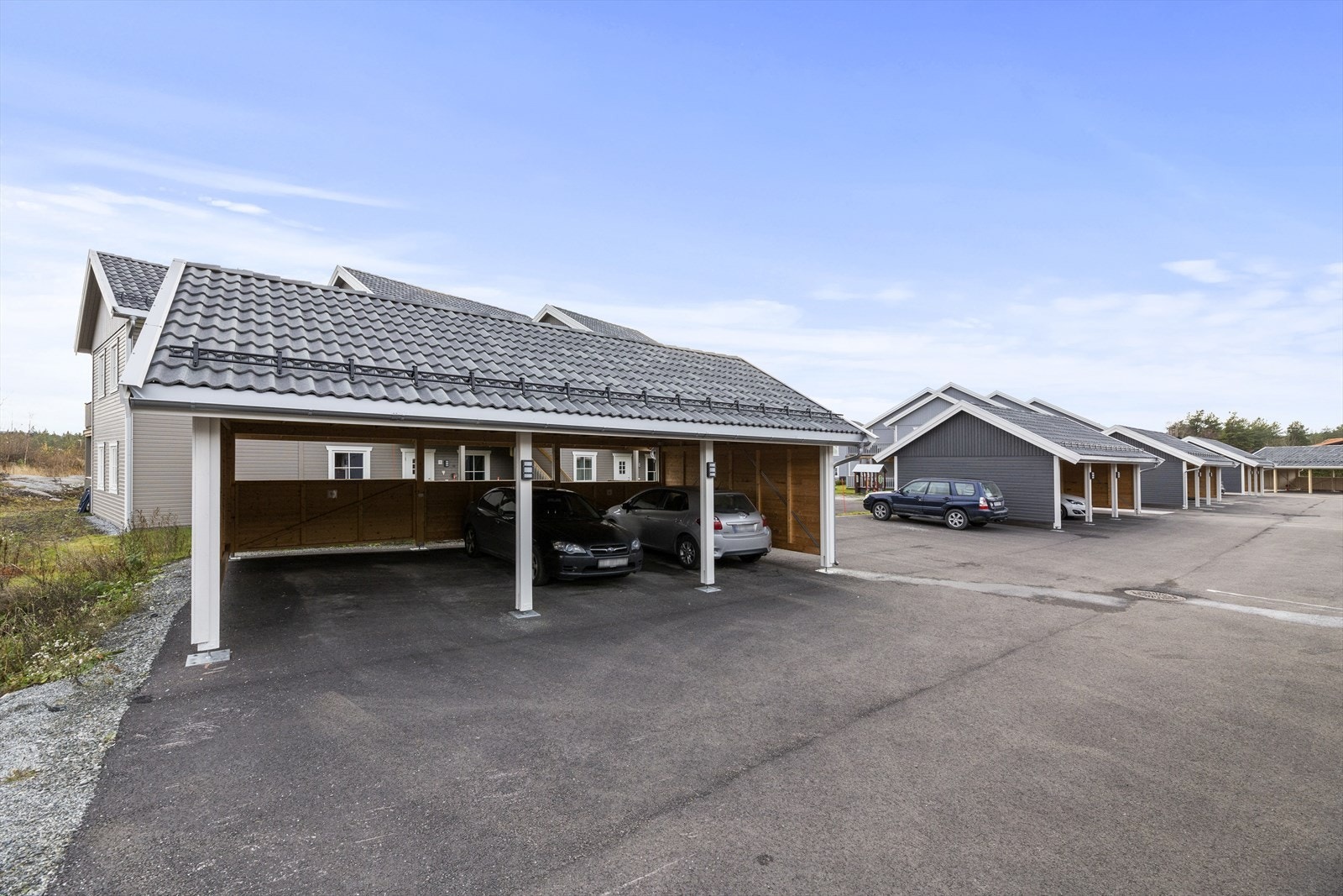 Carport i rekke. Galleribilde