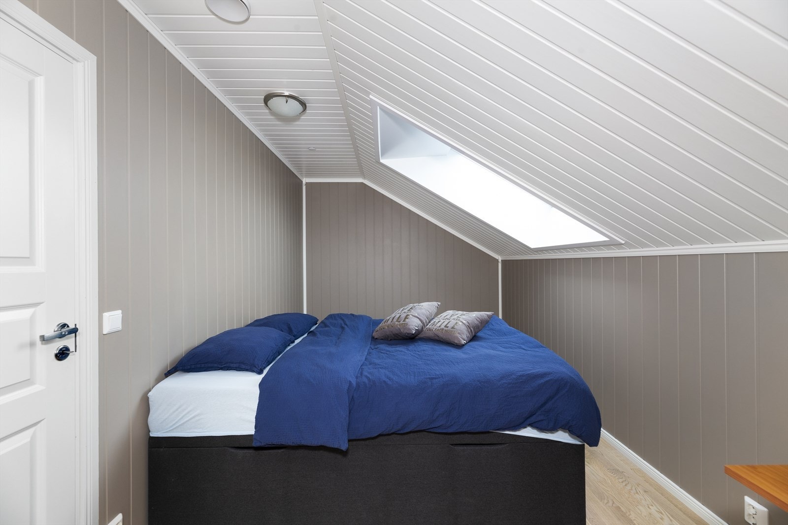 Rommet har plass til dobbeltseng, og i skråtaket er det et vindu som slipper inn godt med lys. Galleribilde