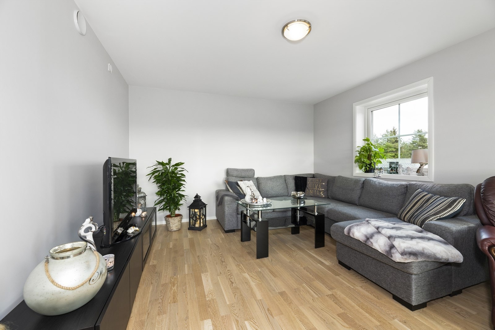 I stuen er det plass til en romslig sofagruppe med tilhørende salongbord og tv. Galleribilde