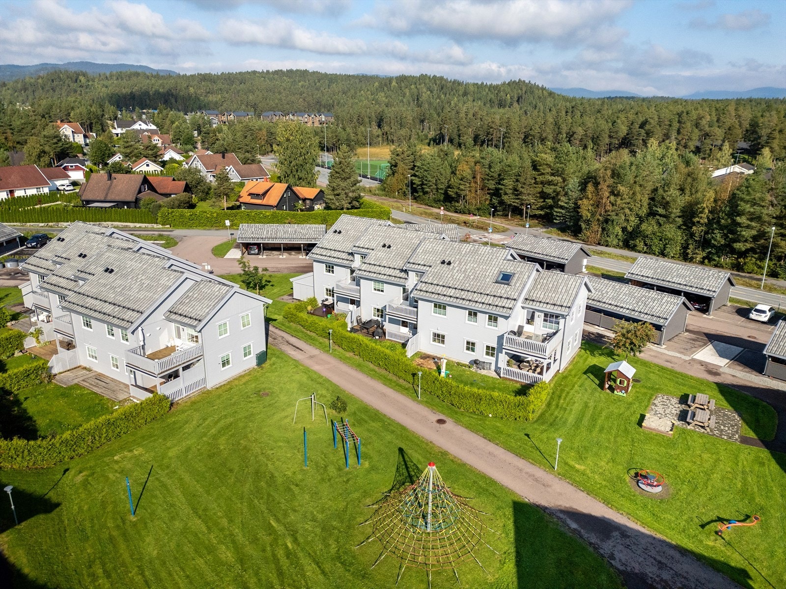 Kort vei til Vestfossen hvor det er ungdomsskole, samt et hyggelig sentrum. Vestfossen omtaler seg selv som Kulturhovedstaden og har et rikt kulturtilbud. Galleribilde