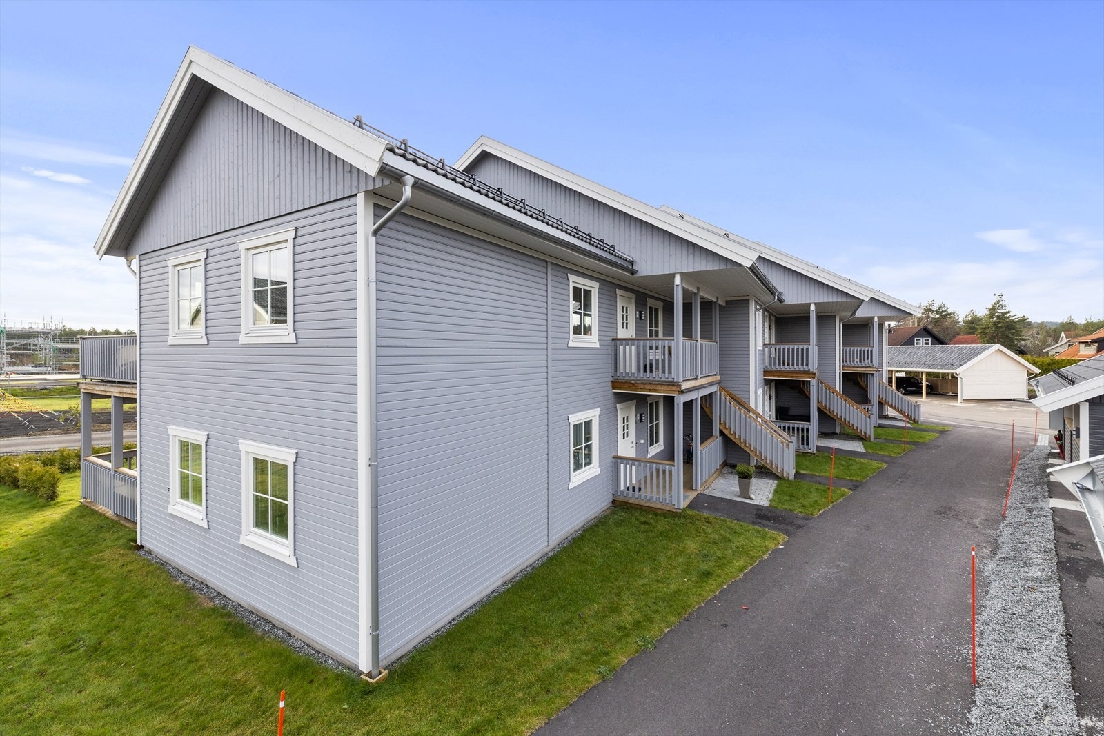 Inngangspartiet med trapp opp fra bakkeplan. Galleribilde