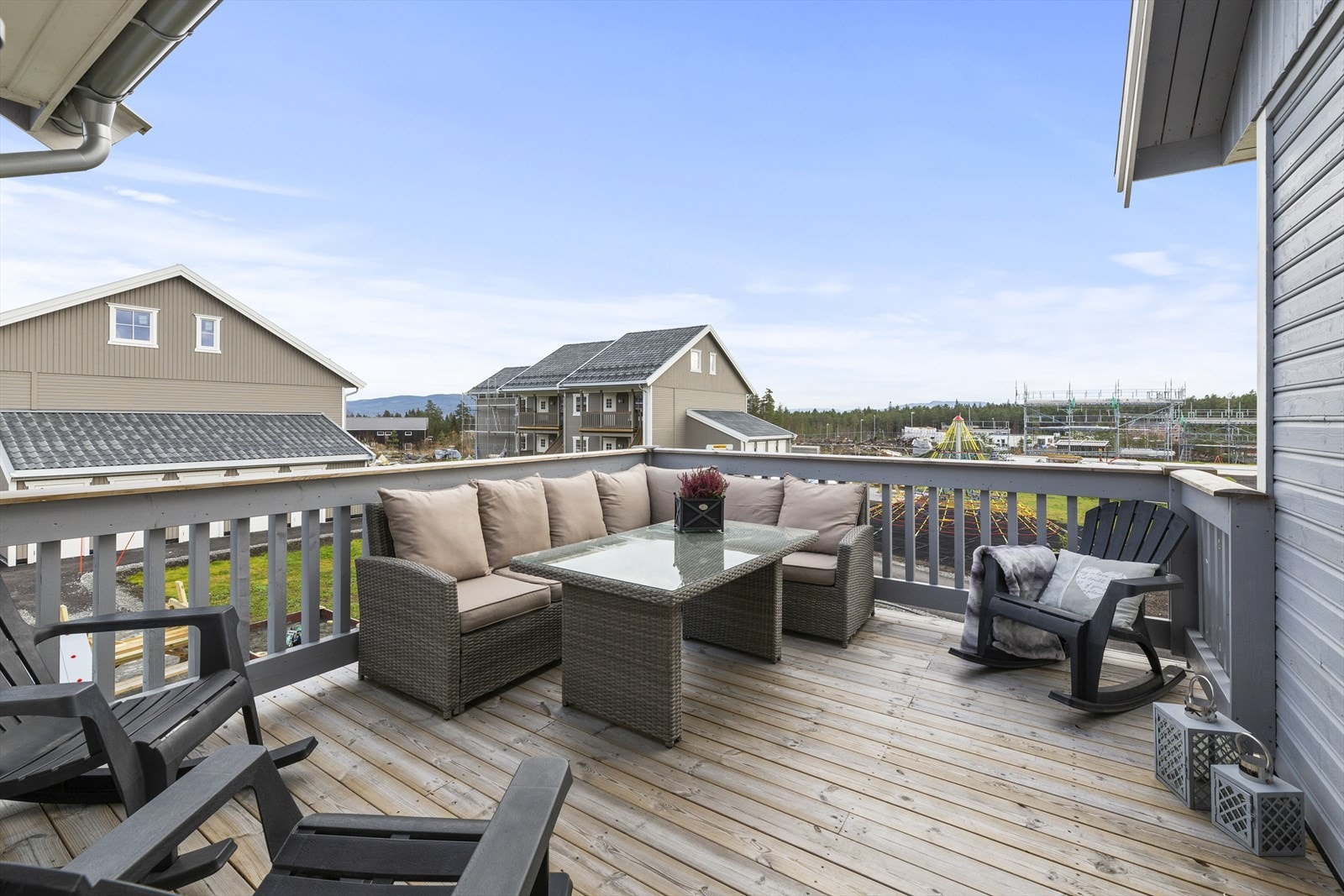 Romslig terrasse med utgang fra soverom med god plass til utemøbler. Galleribilde