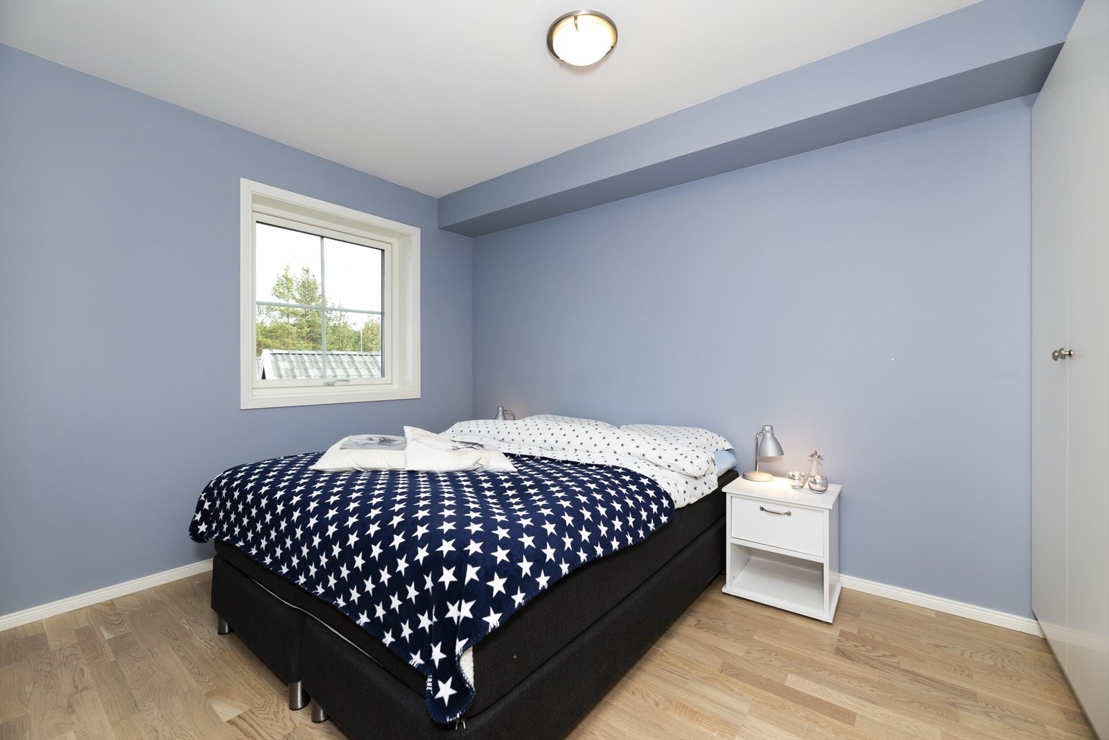 Hovedsoverom har plass til dobbeltseng med tilhørende nattbord og rom for klær og sko i garderobeløsning. Galleribilde