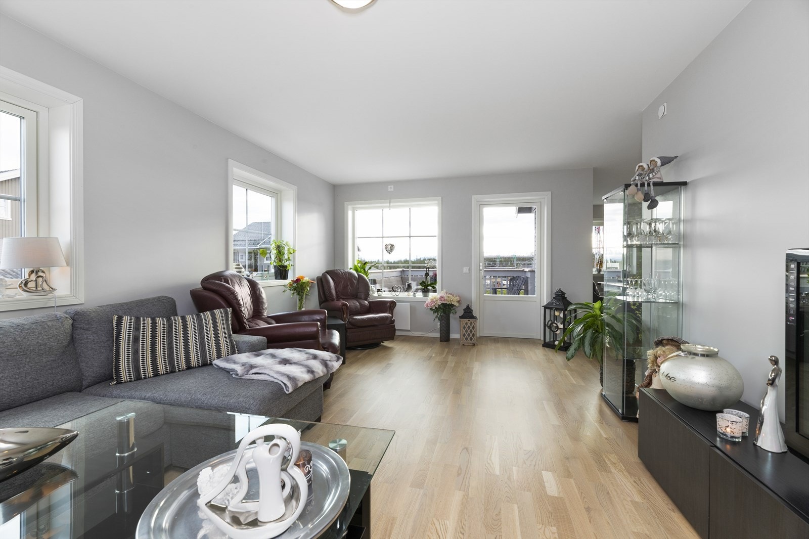 Den åpne løsningen mot kjøkkenet gjør rommet til et hyggelig og sosialt oppholdsrom med en fin romfølelse. Galleribilde