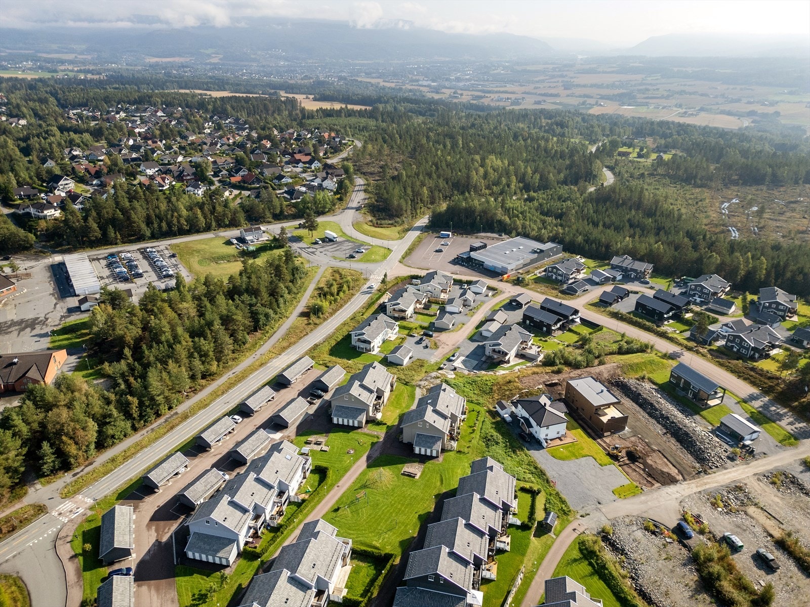 I dette boligfeltet er det også umiddelbar nærhet til bussholdeplass. Nærhet til offentlig kommunikasjon med hyppige buss/togavganger retning Drammen/Kongsberg/Oslo. Kort vei til påkjøring E- 134 retning Kongsberg/Drammen/Oslo. Galleribilde