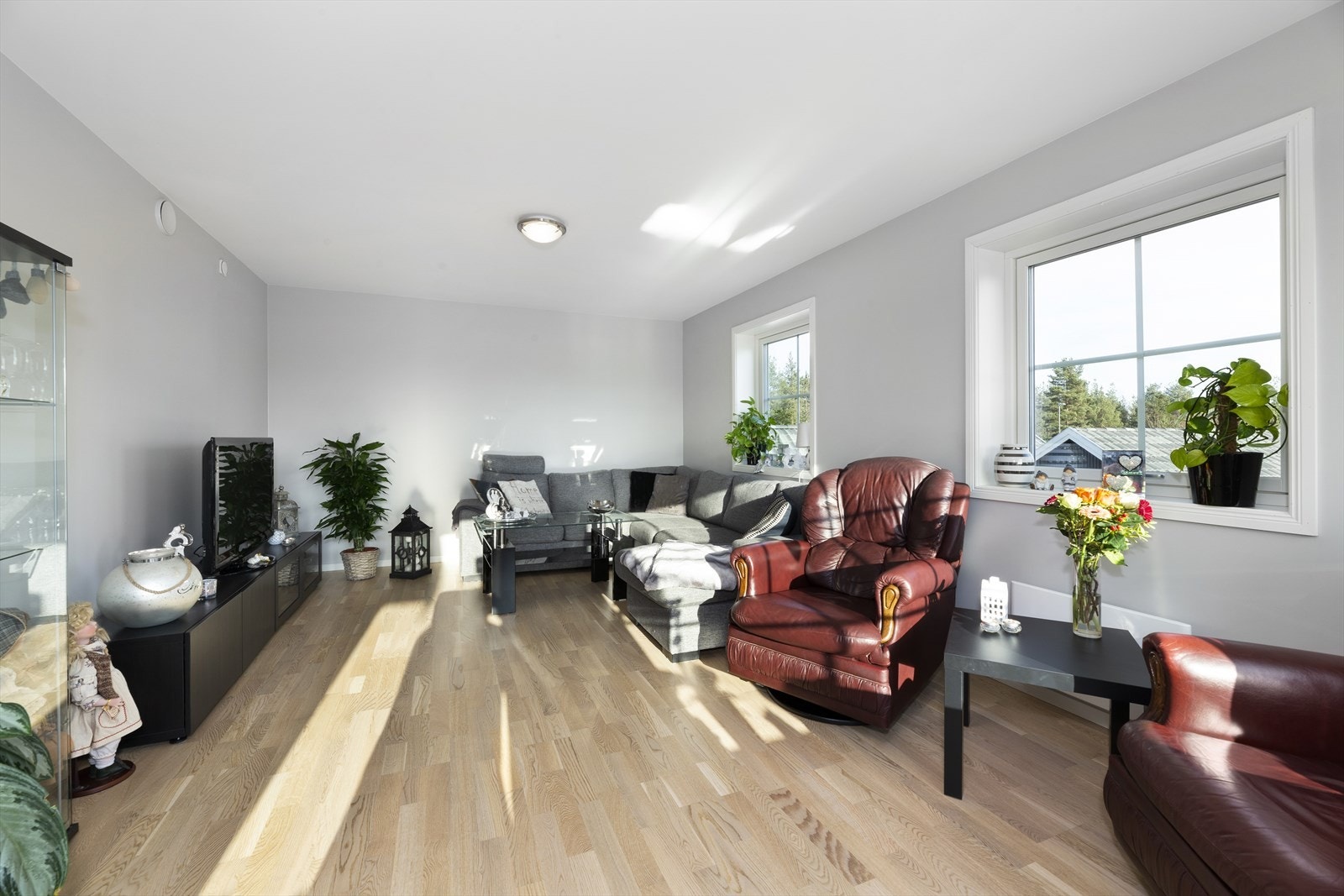 Stuen er lys og innbydende med parkett på gulv. Overflatene har malte plater og malte panelplater, og i taket er det malte plater. Galleribilde