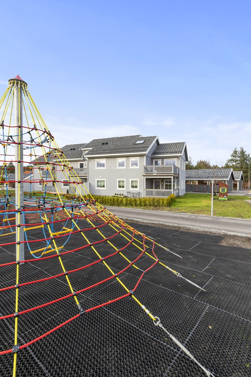 Sameiet er pent opparbeidet med asfalterte stier, gressplen og beplantninger samt en fin lekeplass for barna. Galleribilde