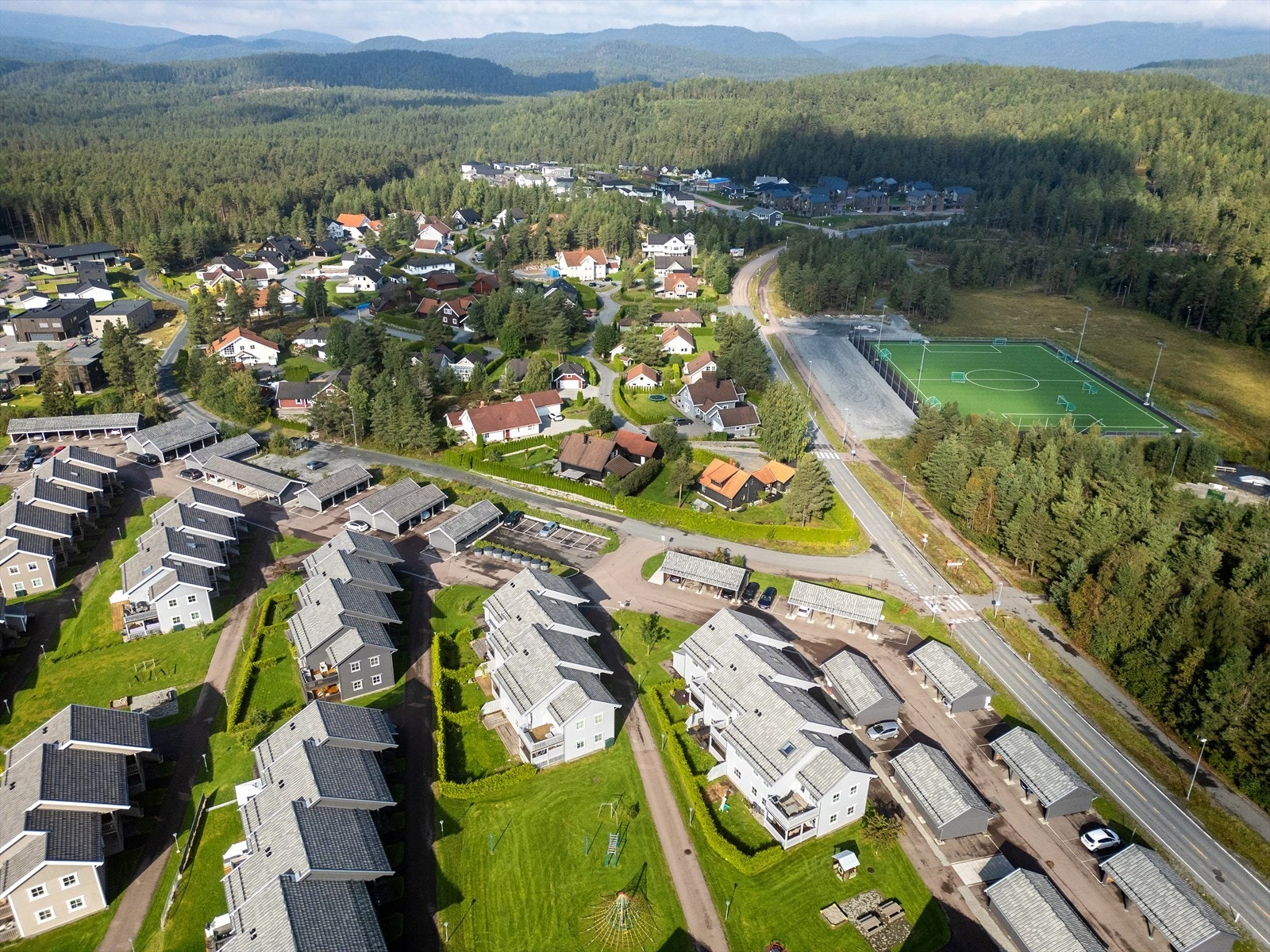 Det er koselige vann med fine bade og fiskemuligheter i nærheten med bl.a. Junger, samt ypperligere forhold for terrengsykling. Galleribilde