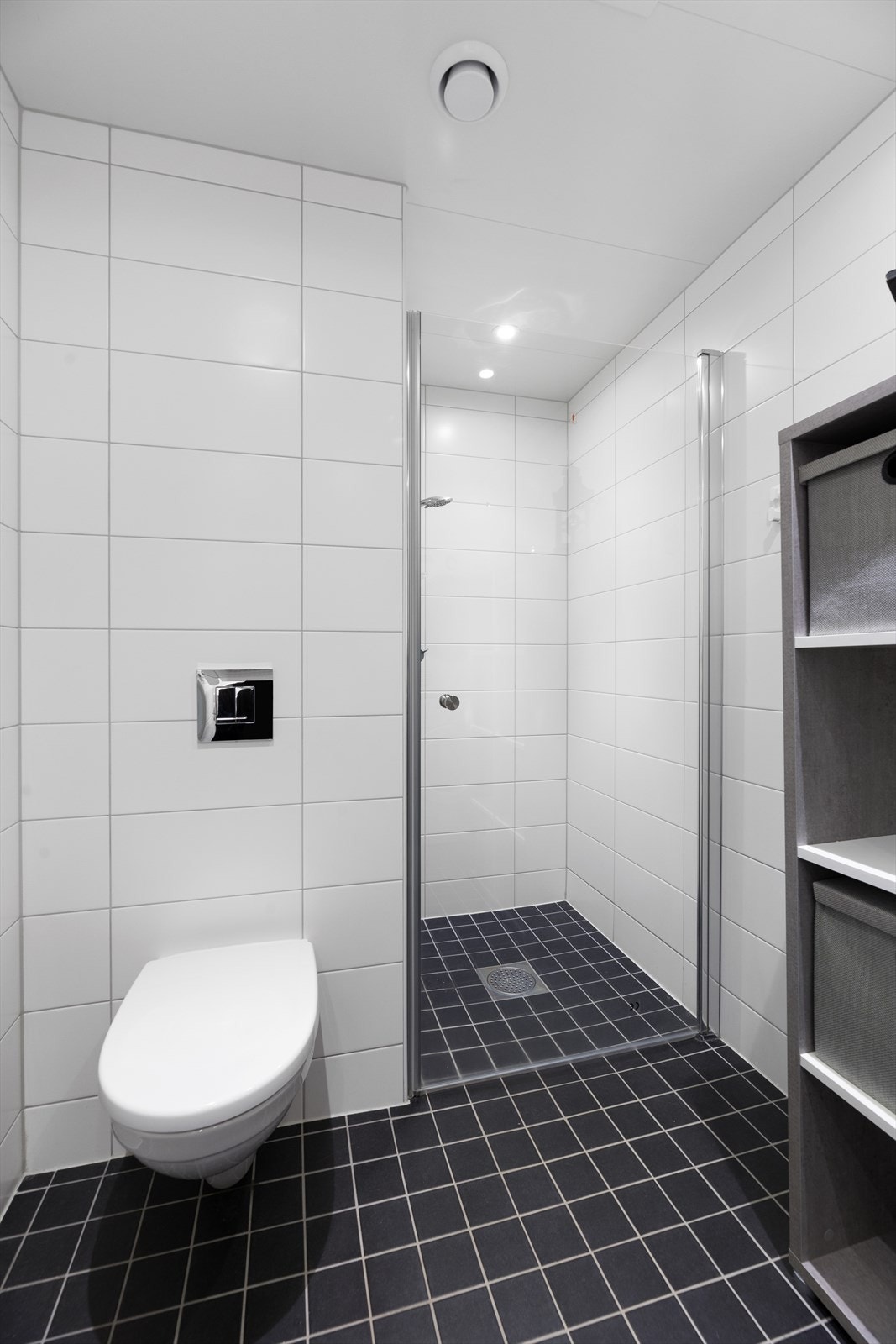 Fliser på gulv og vegger, med varmekabler i gulv. Galleribilde