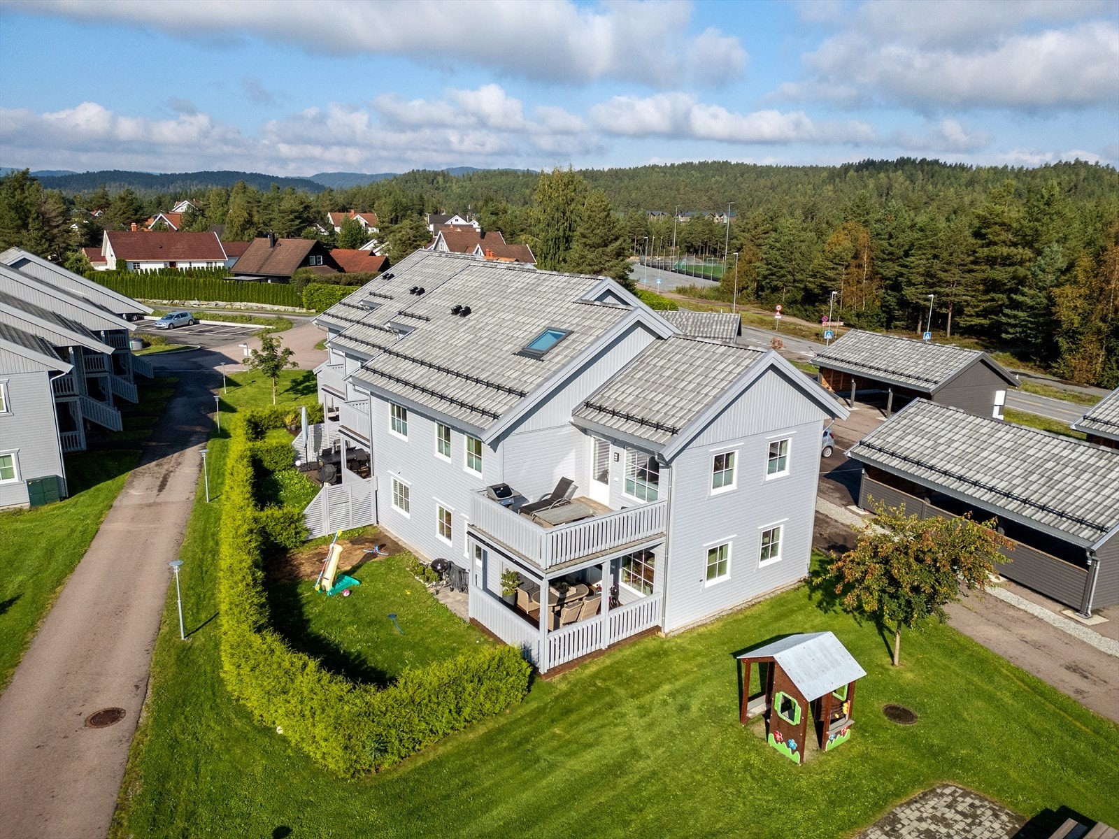 Velkommen til flott leilighet som går over 2 plan. Beliggenhet i et nyere og populært boligfelt på Ormåsen - parkering i carport! Galleribilde
