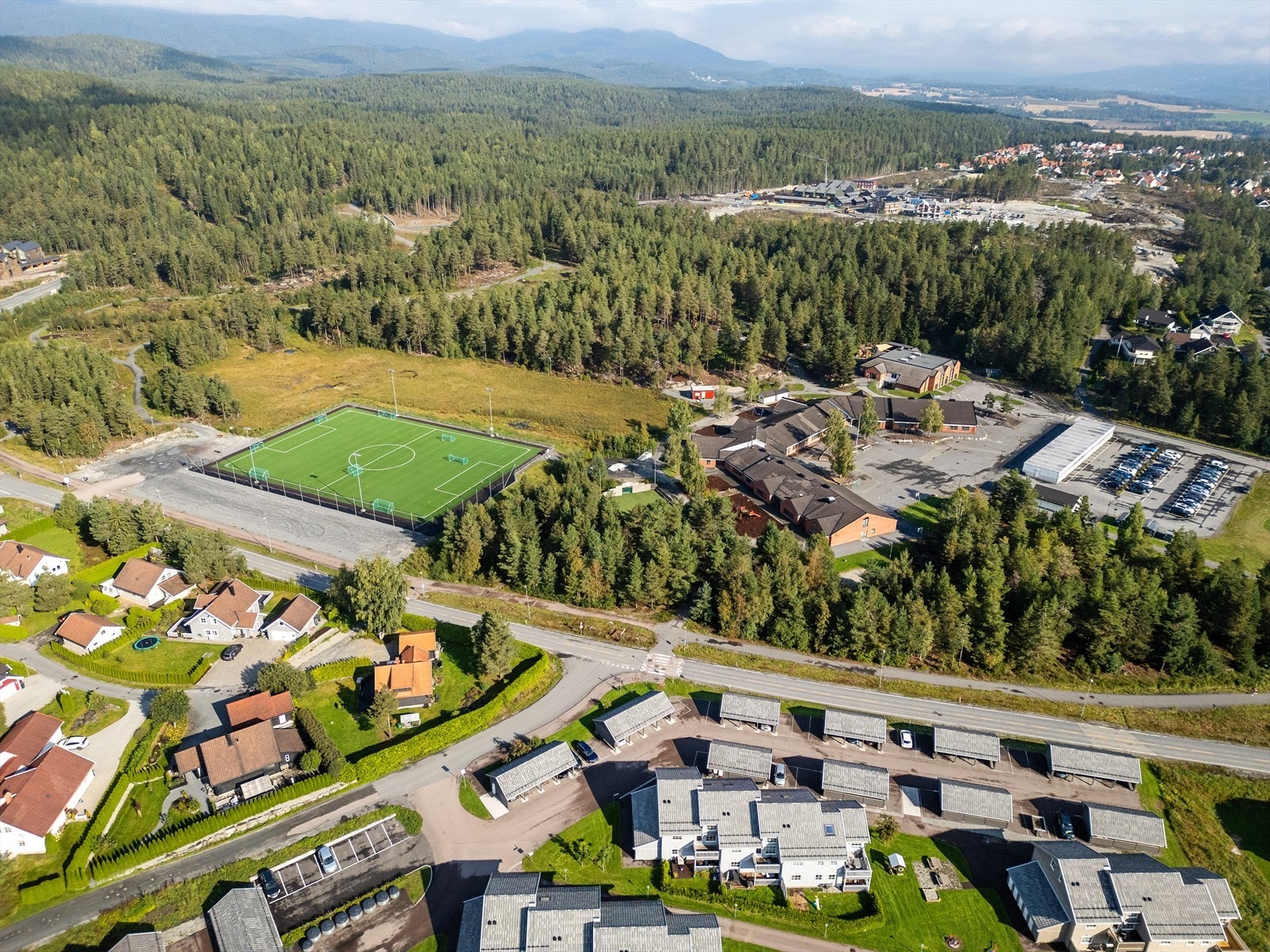 Området er spesielt kjent for at det er korte avstander mellom eiendommene og skole, barnehage, dagligvarebutikk, lysløyper, ny kunstgressbane, samt direkte tilgang til skogen med flotte tur, bade -og fiskemuligheter. Galleribilde