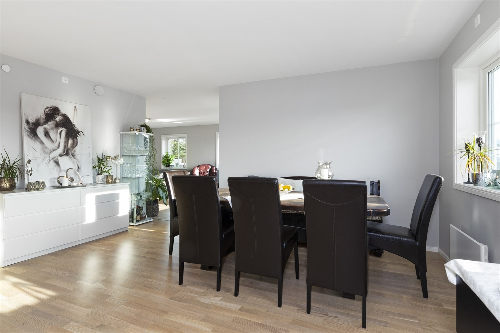 En stilren og tidsriktig innredet 3-roms selveierleilighet, her i stuen er det god plass til spisebord. Galleribilde