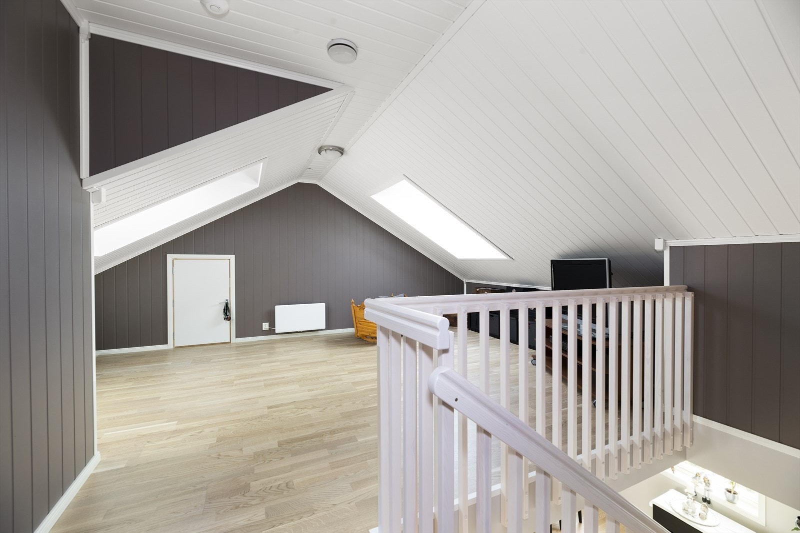 Romslig loftetasje med skråtak. Galleribilde