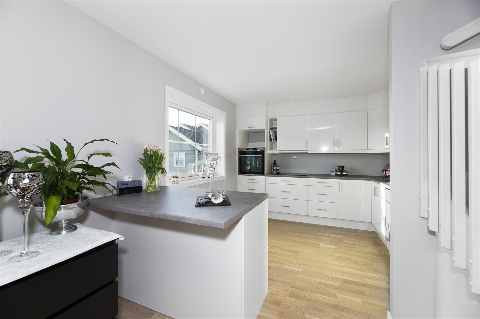 Det er en kjøkkenøy med mulighet for en spiseplass og barkrakker. Åpen løsning til spisestue/stue. Galleribilde