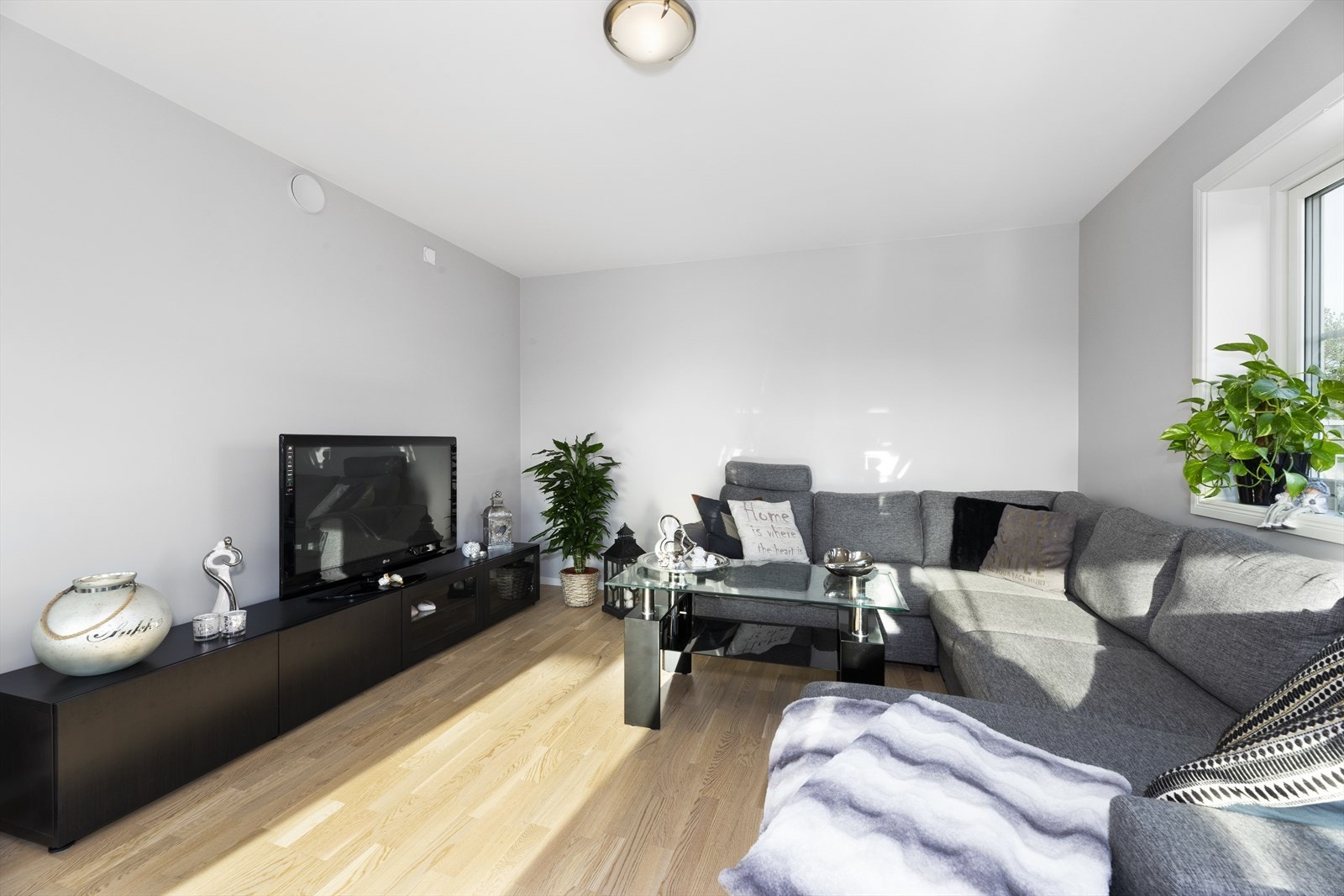 Alt innvendig er moderne, med lekre material- og fargevalg. Her kan man flytte rett inn uten å tenke på oppussing! Galleribilde