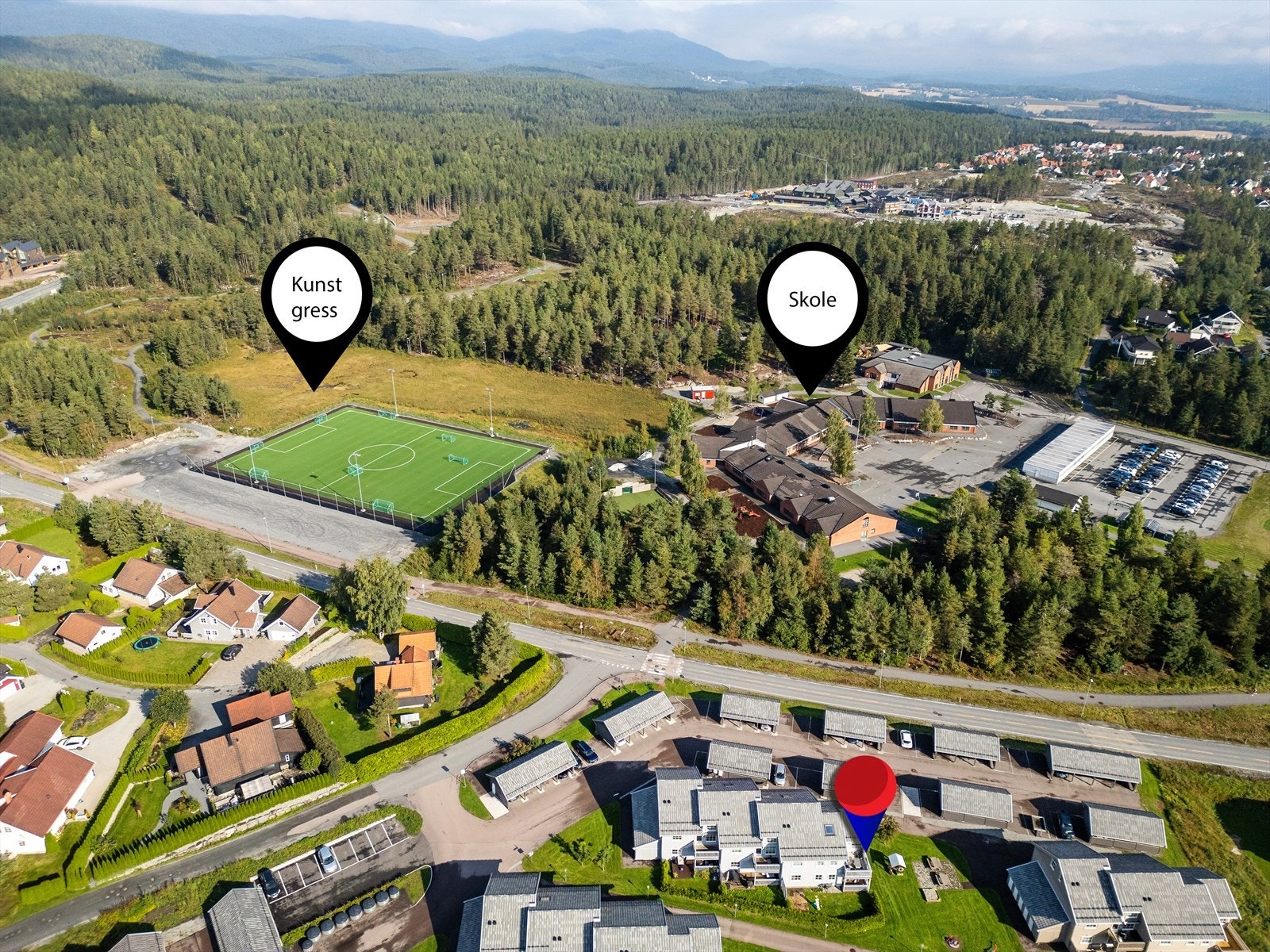 Svært barnevennlig med gangavstand til butikk, skole, barnehage og flotte aktivitetstilbud med "cross-fit" bane, fotballbane, lysløyper og marka som nærmeste nabo. Galleribilde