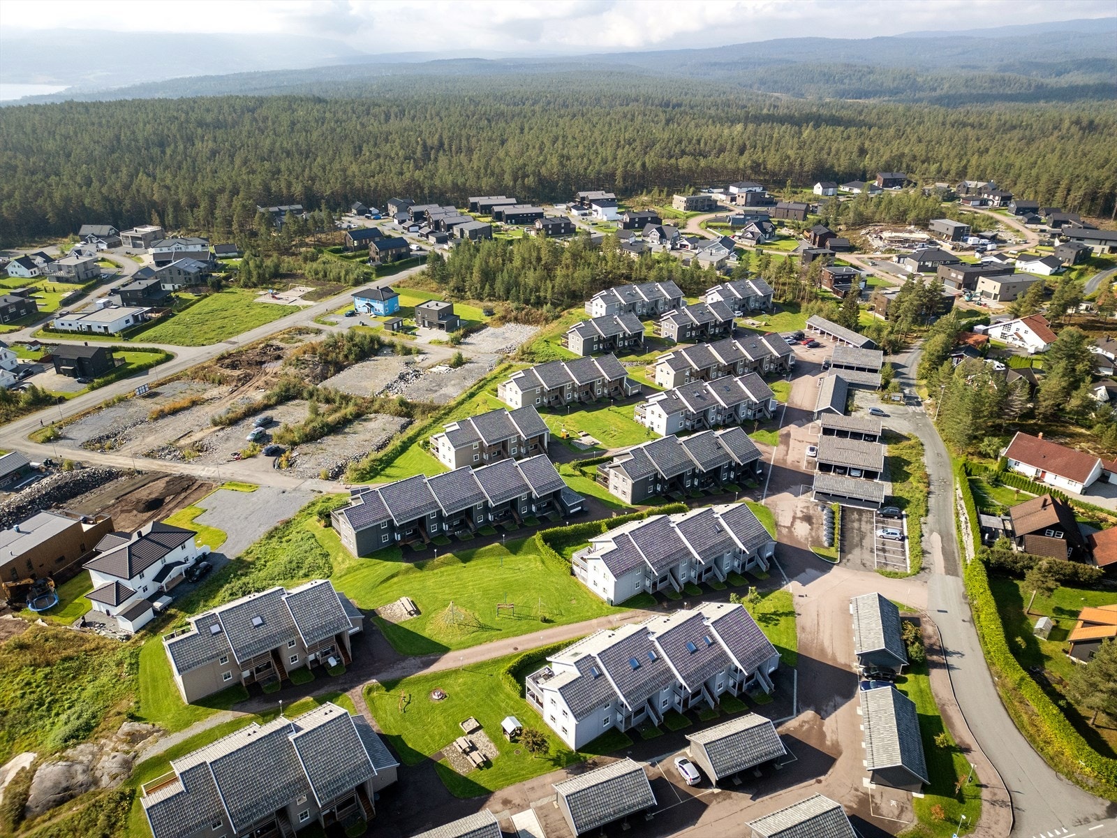 Området er meget barnevennlig og har trygg gangavstand til barneskole og barnehage. Galleribilde