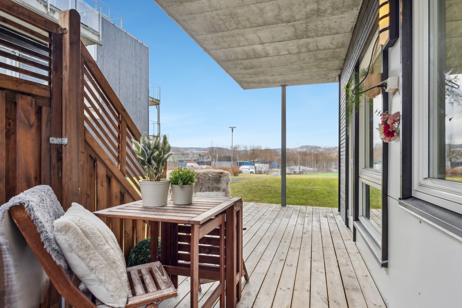 Utsikt mot grønne områder, fotballbane og parkeringsplass om sommeren. Galleribilde