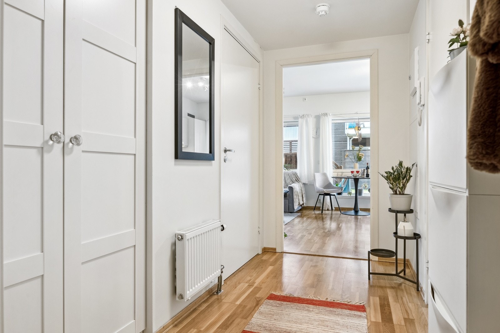 Leiligheten har mekanisk balansert ventilasjon og oppvarming via radiatorer tilkoblet varmesentral. Galleribilde