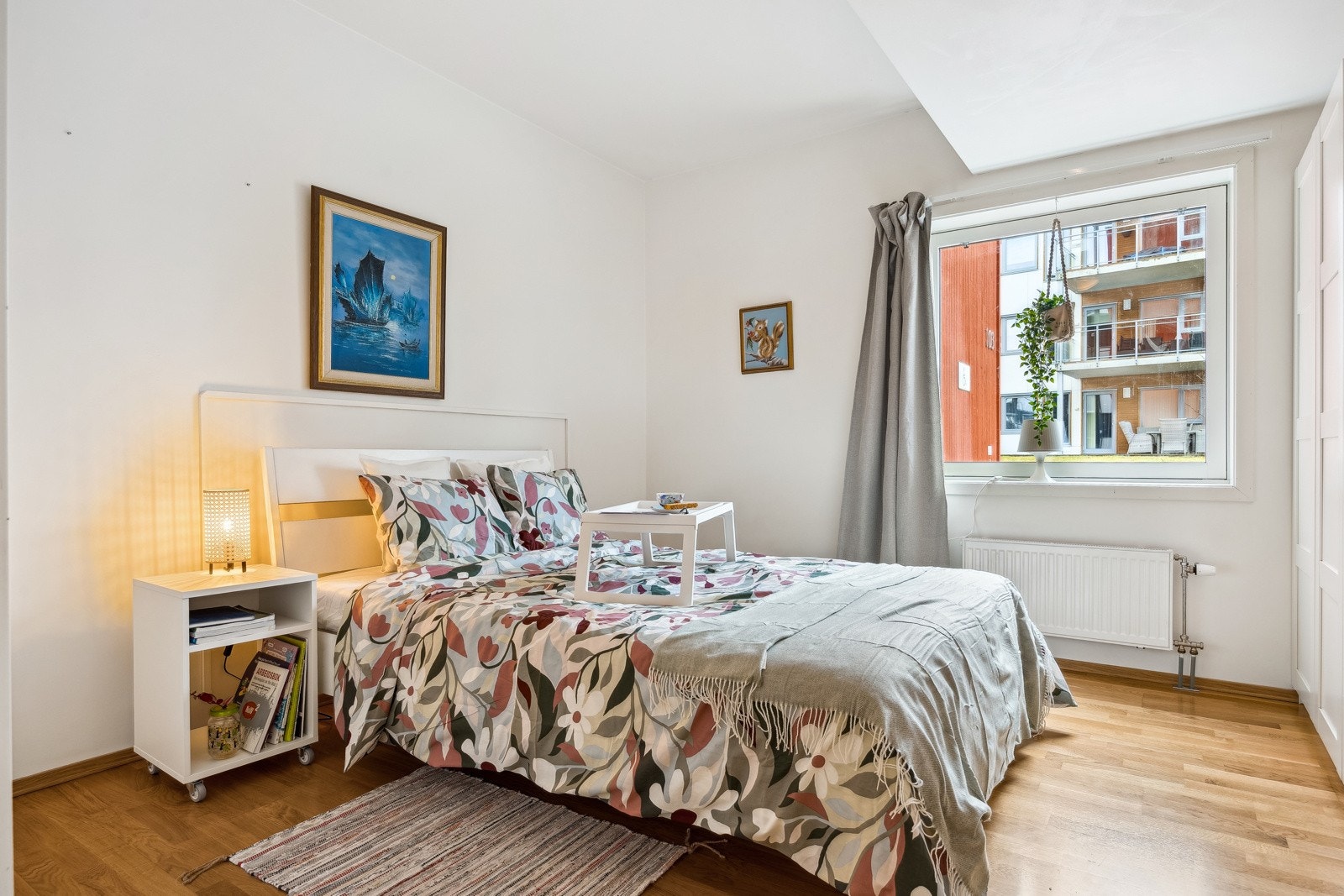 Dagligvarebutikk og bussholdeplass ligger rett ved, noe som gjør hverdagen praktisk. Galleribilde