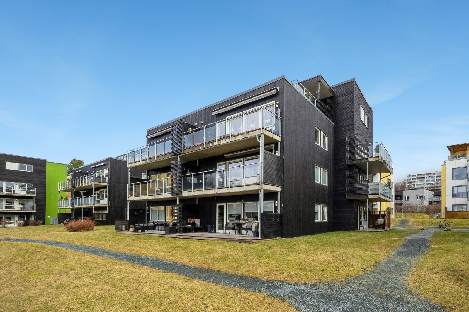 Sameiet har flere flotte, opparbeidede tun og fellesarealer. Galleribilde