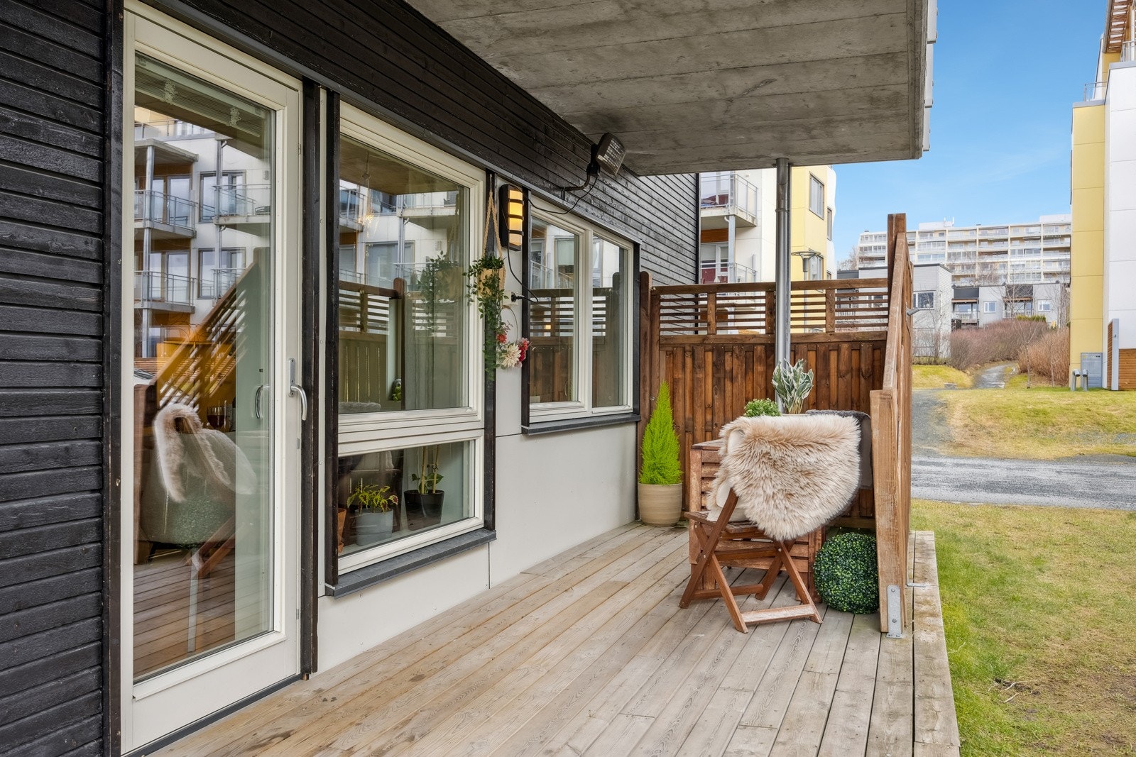 Romslig sørvendt terrasse på 14 kvm. Galleribilde