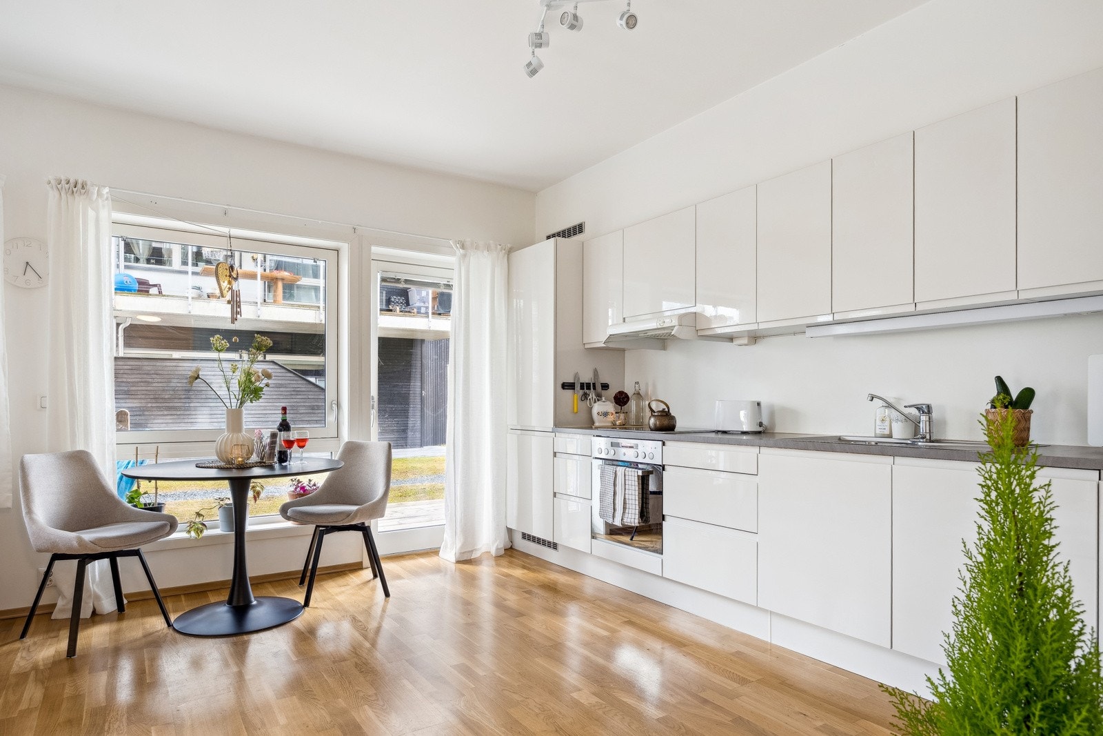 HTH kjøkkeninnredning med integrert stekeovn, platetopp, oppvaskmaskin og kjøleskap med fryser. Fuktsensor til automatisk vannstopper synlig under oppvaskkum. Galleribilde